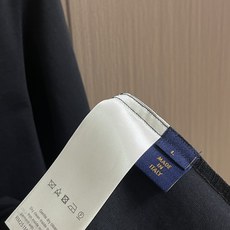 LV 2025SS早秋新款刺绣logo长袖T恤,面料采用26s双纱面和10s鱼鳞底面料,搭配380g罗纹 LV 2025SS早秋新款刺绣logo长袖T恤,面料采用26s双纱面和10s鱼鳞底面料,搭配380g罗纹
