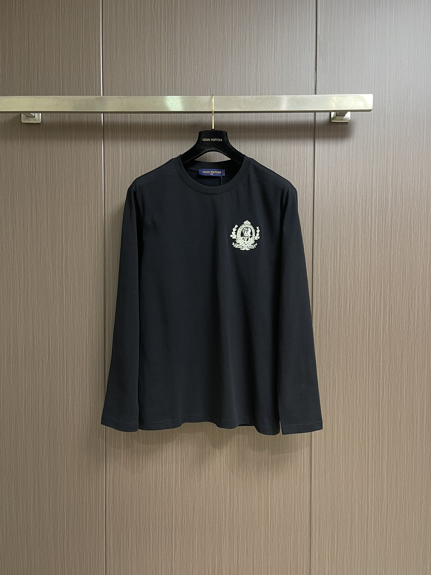 NO:546994,LV 2025SS early autumn new embroidered logo long-sleeved T-shirt, the fabric is made of 26s double yarn surface and 10s fish scale bottom fabric, paired with 380g ribs and 21s double yarn pull-up frame, not only ensures the texture and warmth of the clothes, but also demonstrates the quality in the details. The front vuitton three-dimensional embroidery process is exquisite, adding a touch of bright color to the simple design. Size S-3XL S size bust 100 Shoulder width 44 Sleeves 68 Sleeves 62 Size M size bust 104 Shoulder width 45.5 Sleeves 70 Sleeves 63 Size L Size Bust 108 Shoulder width 47 Sleeves 72 Sleeves 64 XL size bust 112 Shoulder width 48.5 Sleeves 74 Sleeves 65 2XL size bust 116 Shoulder width 50 Sleeves 76 Sleeves 66 3XL size bust 120  Shoulder width 51.5 clothes 78 sleeves 67, louis vuitton,tees, t-shirt,alexander wang19860909LV 2025SS早秋新款刺绣logo长袖T恤,面料采用26s双纱面和10s鱼鳞底面料,搭配380g罗纹与21s双纱拉架,不仅确保了衣物的质感与保暖性,更在细节处彰显品质,正面的vuitton立体刺绣工艺精细,为简约设计增添了一抹亮色.尺码S-3XL S码胸围100 肩宽44 衣长68袖长62 M码胸围104 肩宽45.5 衣长70袖长63 L码 胸围108 肩宽47 衣长72 袖长64 XL码 胸围112 肩宽48.5衣长74袖长65 2XL码 胸围116 肩宽50 衣长76袖长66 3XL码 胸围120 肩宽51.5衣长78袖长67,,louis vuitton,tees，t-shirt,alexander wang,Men's clothing