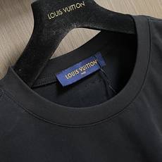 LV 2025SS早秋新款刺绣logo长袖T恤,面料采用26s双纱面和10s鱼鳞底面料,搭配380g罗纹 LV 2025SS早秋新款刺绣logo长袖T恤,面料采用26s双纱面和10s鱼鳞底面料,搭配380g罗纹