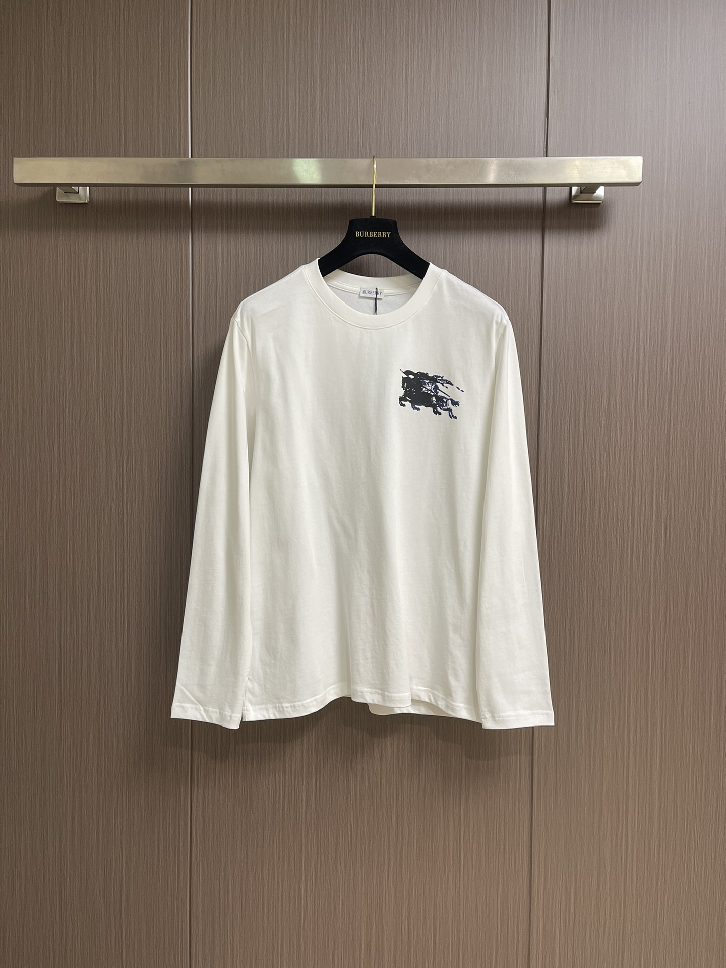 NO:547000,Burberry 2025s early autumn new long-sleeved T-shirt, basic style recommended!  A versatile God of War!  Classic war horse graphic three-dimensional printing design on the chest.  Three-dimensional matching of letter logo.  Excellent texture and breathable.  It's unforgettable!  Customized high-quality 40 300g pure cotton fabric.  Comfortable and soft ~ a must-have item for single outfits!  Size S-3XL S size bust 100 Shoulder width 44 Clothes length 68 sleeves 62 M size bust 104 Shoulder width 45.5 Clothes length 70 sleeves 63 L size bust 108 Shoulder width 47 Clothes length 72 Sleeve length 64 XL size bust 112 Shoulder width 48.5 Clothes length 74 sleeves 65 2XL size bust 116 Shoulder width 50 Clothes length 76 sleeves 66 3XL size bust 120 Shoulder width 51.5 Clothes length 78 sleeves 67,,burberry,tees,t-shirt,alexander wang19860909Burberry 2025s早秋新款长袖T恤,基础款推荐！百搭战神！胸前B家经典战马图形立体印花设计．字母logo立体搭配．质感极好舒适又透气．让人过目难忘！订制优质40支300g纯棉面料．舒适柔软～单穿搭配必备单品！尺码S-3XL S码胸围100 肩宽44 衣长68袖长62 M码胸围104 肩宽45.5 衣长70袖长63 L码 胸围108 肩宽47 衣长72 袖长64 XL码 胸围112 肩宽48.5衣长74袖长65 2XL码 胸围116 肩宽50 衣长76袖长66 3XL码 胸围120 肩宽51.5衣长78袖长67,,burberry,tees，t-shirt,alexander wang,Men's clothing