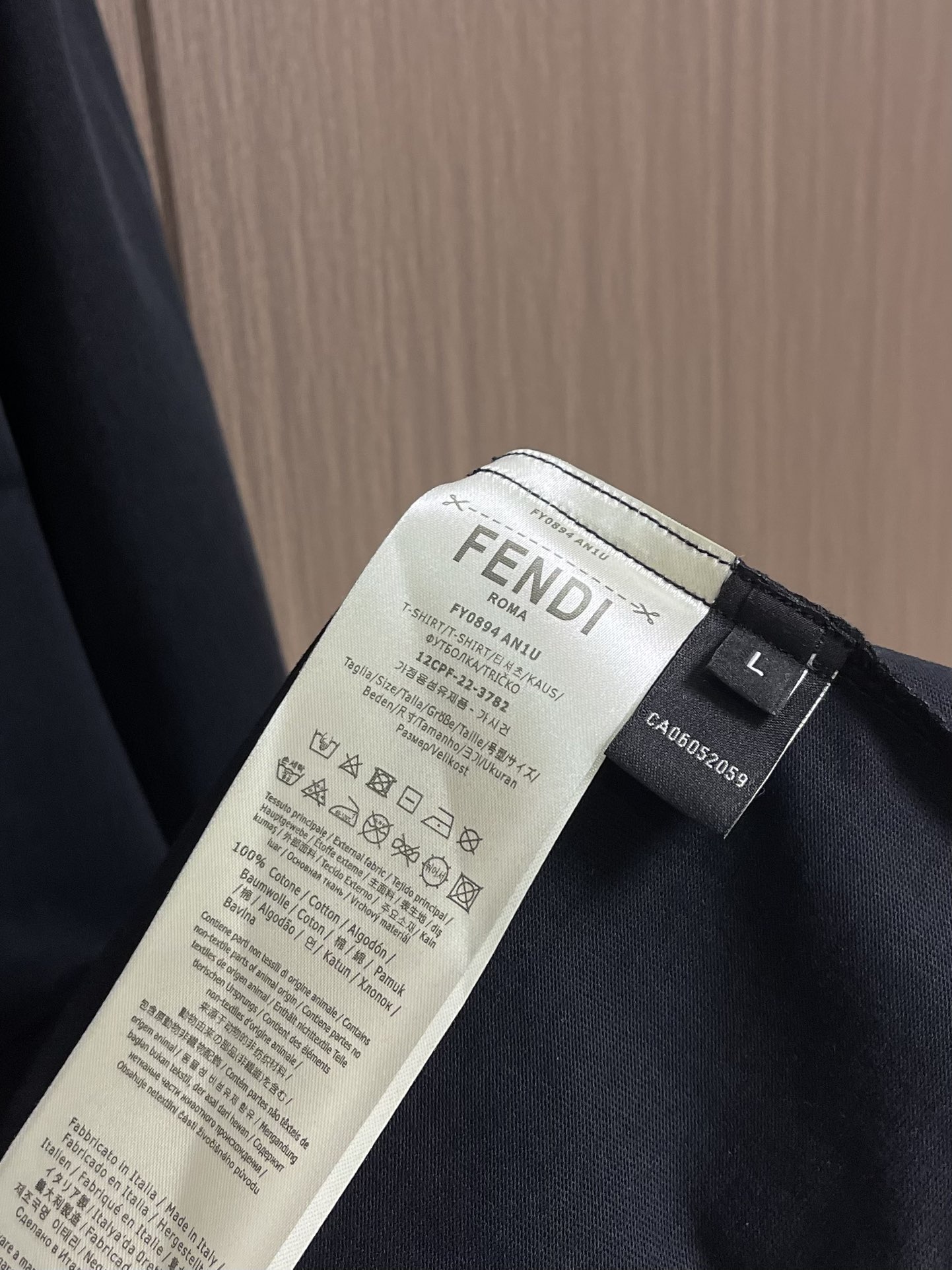 FENDI 2025SS早秋盾牌标识印花圆领长袖t恤，进口原版面料，顶级印花工艺字母图案logo，独特设