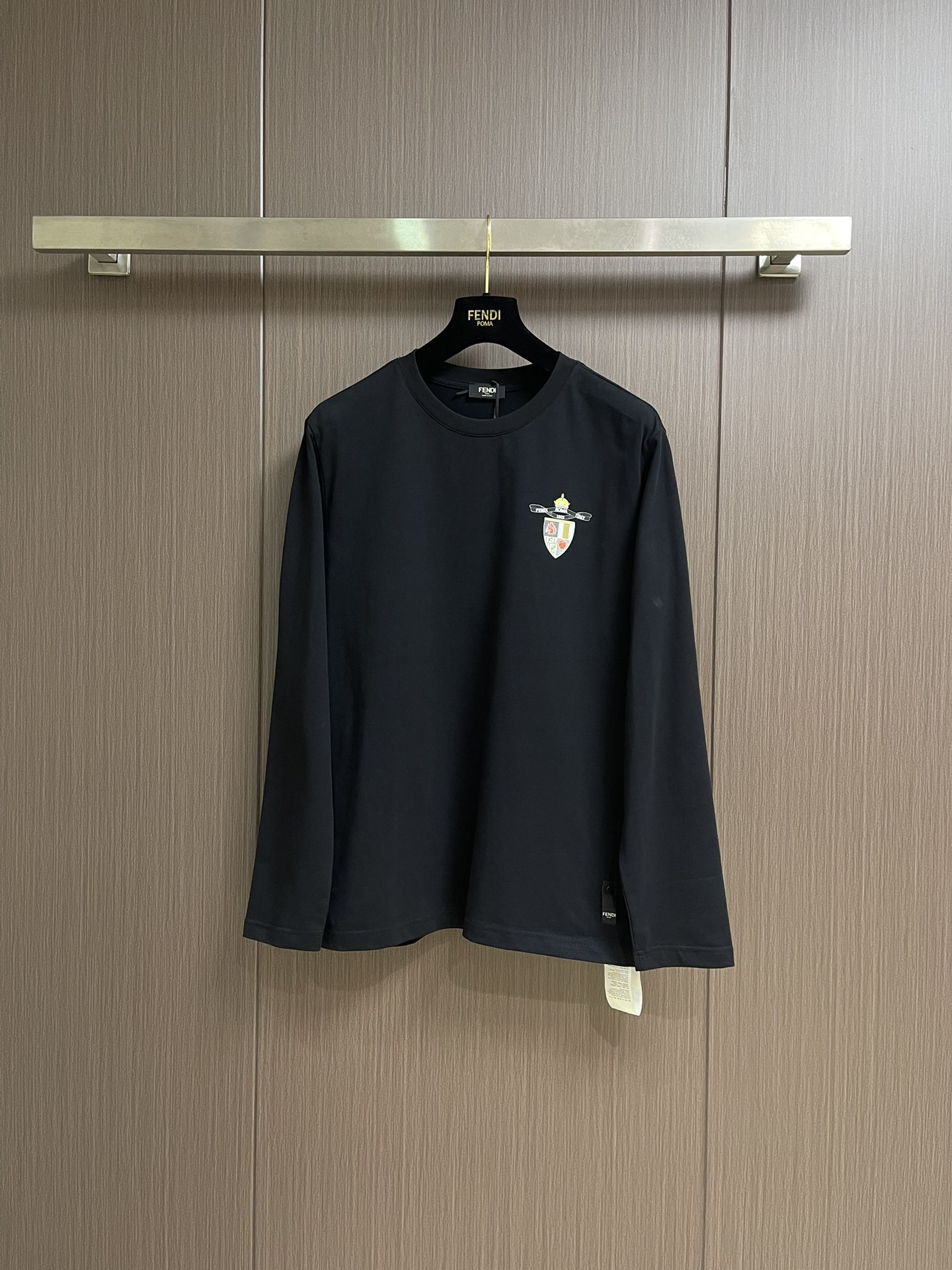 FENDI 2025SS早秋盾牌标识印花圆领长袖t恤，进口原版面料，顶级印花工艺字母图案logo，独特设