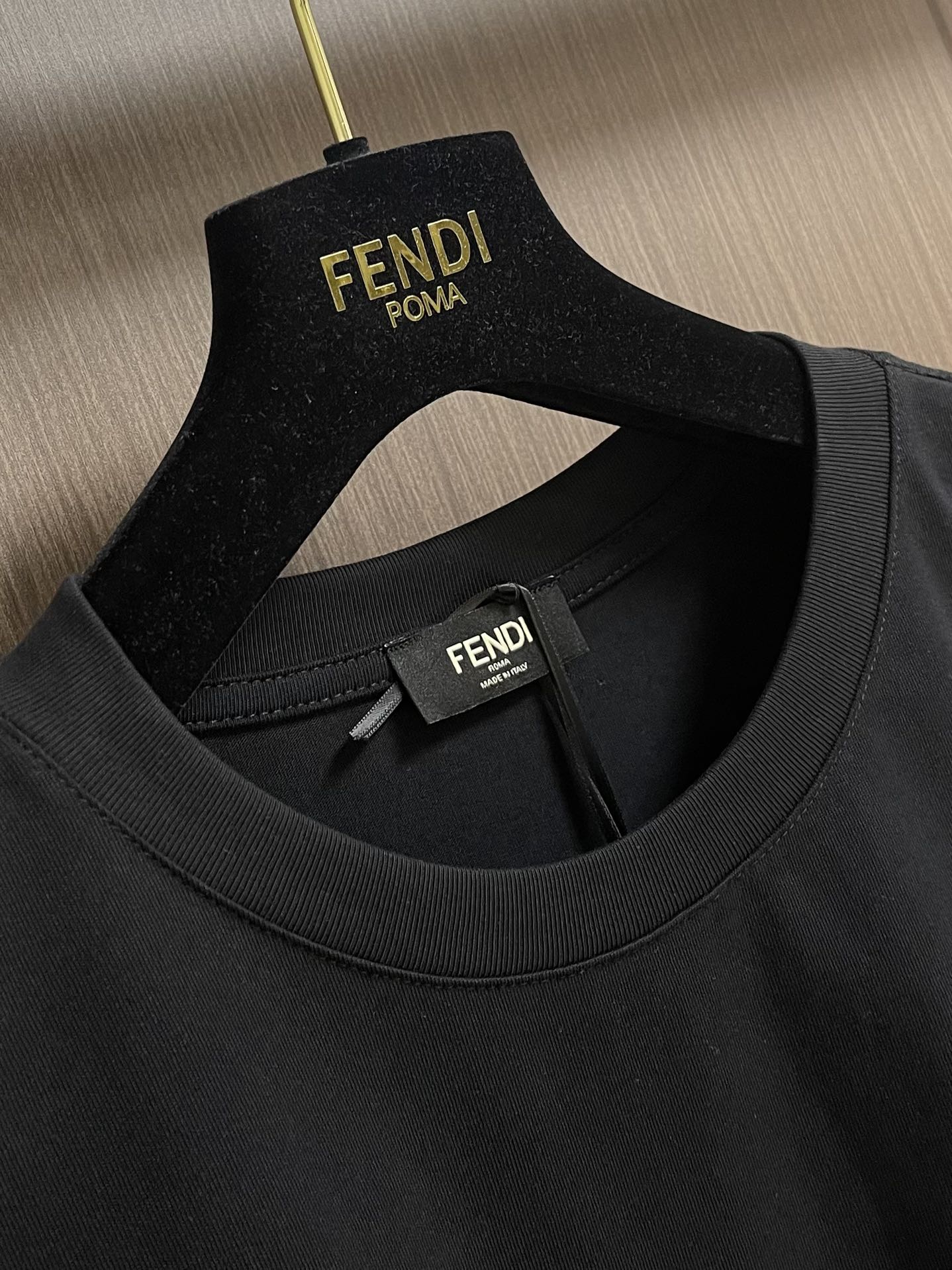 FENDI 2025SS早秋盾牌标识印花圆领长袖t恤，进口原版面料，顶级印花工艺字母图案logo，独特设