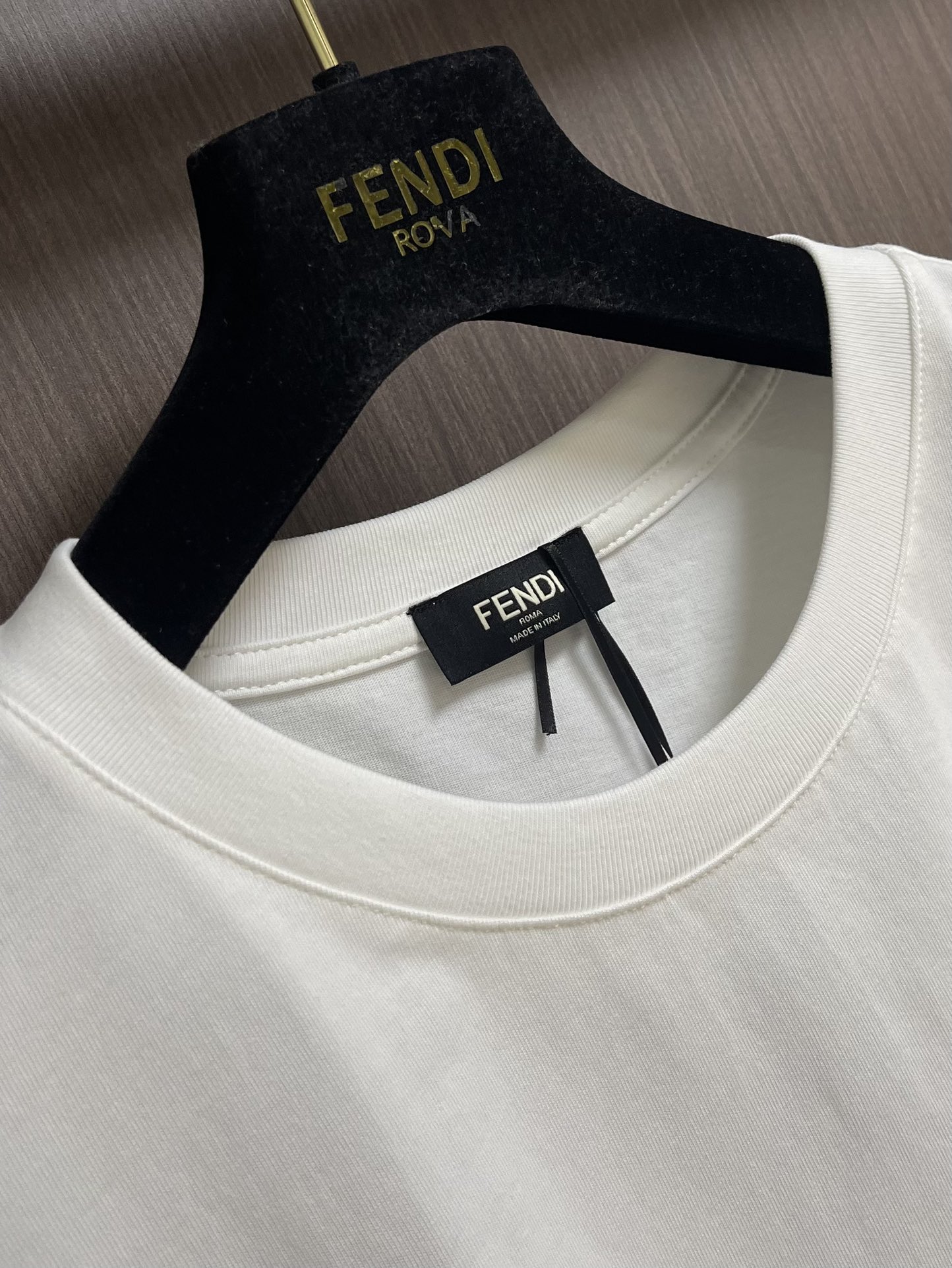 FENDI 2025SS早秋盾牌标识印花圆领长袖t恤，进口原版面料，顶级印花工艺字母图案logo，独特设