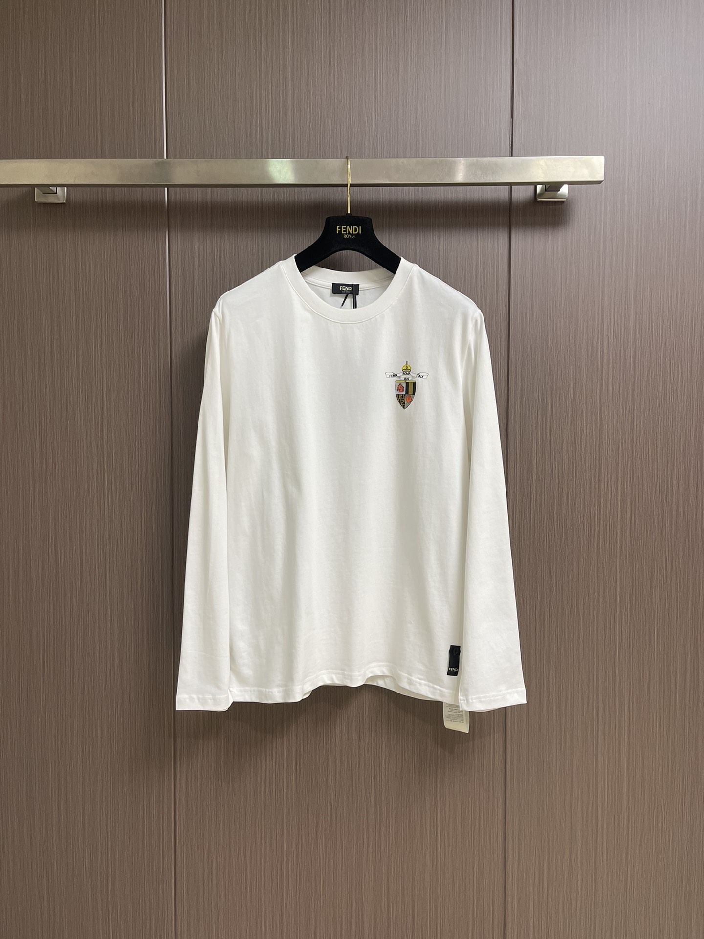 NO:546988,FENDI 2025SS Early Autumn Shield Logo Printed Round Neck Long Sleeve T-shirt, Imported Original Fabric, Top Printing Crafts Letter Pattern Logo, Unique Design, Comfortable and breathable upper body, Extremely High Class, Handsome upper body. Size S-3XL S S Bust 100 Shoulder Width 44 Clothes 68 Sleeve Long 62 M Size Bust 104 Shoulder Width 45.5 Clothes 70 Sleeve Long 63 L Size Bust 108 Shoulder Width 47 Clothes 72 Sleeve Long 64 XL Size Bust 112 Shoulder Width 48.5 Clothes 74 Sleeve Long 65 2XL Size Bust 116 Shoulder Width 50 Clothes 76 Slee Long 66 3XL Size Bust 120 Shoulder Width 51.5 Clothes 78 Slee Long 67,,fendi,tees,t-shirt,alexander wang19860909FENDI 2025SS早秋盾牌标识印花圆领长袖t恤,进口原版面料,顶级印花工艺字母图案logo,独特设计,上身舒适透气,档次极高,上身帅气十足.尺码S-3XL S码胸围100 肩宽44 衣长68袖长62 M码胸围104 肩宽45.5 衣长70袖长63 L码 胸围108 肩宽47 衣长72 袖长64 XL码 胸围112 肩宽48.5衣长74袖长65 2XL码 胸围116 肩宽50 衣长76袖长66 3XL码 胸围120 肩宽51.5衣长78袖长67,,fendi,tees，t-shirt,alexander wang,Men's clothing