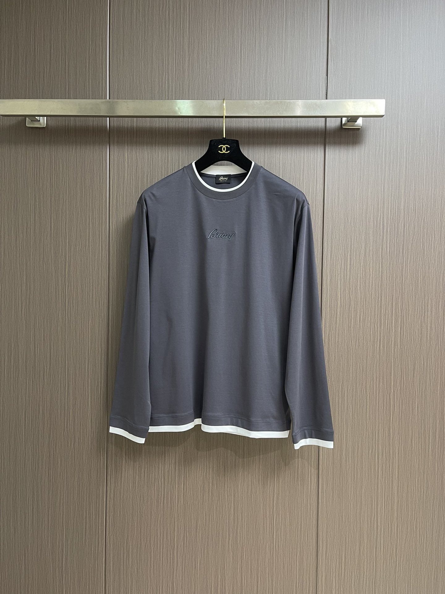 NO:547007,Brioni Tencel cotton long-sleeved T-shirt is a high-end luxury and platinum-level classic basic T-shirt. The overall design perfectly integrates Italian aesthetics and inherits the genes of the Bri family. It follows the minimalist route, is both solemn and harmonious, and conforms to the modern urban aesthetic. It is decorated with the classic brand logo on the chest and is made of exquisite embroidery. It is a soul-like existence and effectively flaunts the brand identity!  We provide customers with high-end imported ready-to-wear custom-woven Tencel cotton, which is custom-woven and dyed in the well-known Italian workshops. It is an extremely luxurious and special material. The fabric properties are all excellent. It is treated with mercerization process. The fabric has extremely high gloss. The mesh structure is delicate and natural. It has perfect comfort and breathability. The tactile experience is self-evident, and you can enjoy the ultimate luxury!  The color scheme is light and versatile, suitable for all kinds of daily wear. It has a high compatibility space for mixing and matching. It can be used in any occasion, whether for business commuting or outing for leisure. The upper body has a strong sense of elegance and elegance. It is a high-occupancy item in the wardrobe, and everyone has one!  Size S-XL,,tees,t-shirt,alexander wang19860909Brioni 布莱奥尼 天丝棉长袖t恤,高端奢华且白金级的一款经典基础款t恤衫.通体的设计完美融合意式美学,且传承了bri家族的基因,走极简主义的路线,亦庄亦谐,符合现代都市审美,胸前饰有经典品牌标识,以精美刺绣体打造,属于灵魂式的存在,有力标榜了品牌身份！客供高级进口成衣定织天丝棉,意大利老牌工坊成衣工序定织定染,极为奢华特殊的材质,面料属性皆为上乘,采用丝光工艺处理,面料光泽度极高,网眼结构细腻自然,舒适性与透气性完美兼备,触感体验不言而喻,奢华极致享受！配色轻熟百搭,符合日常各种穿搭,混搭兼容空间极高,驾驭任何场合,商务通勤与出街休闲皆可,上身儒雅气质感极强,属于衣橱高出勤率单品,人手一件！尺码S-XL,,tees，t-shirt,alexander wang,Men's clothing