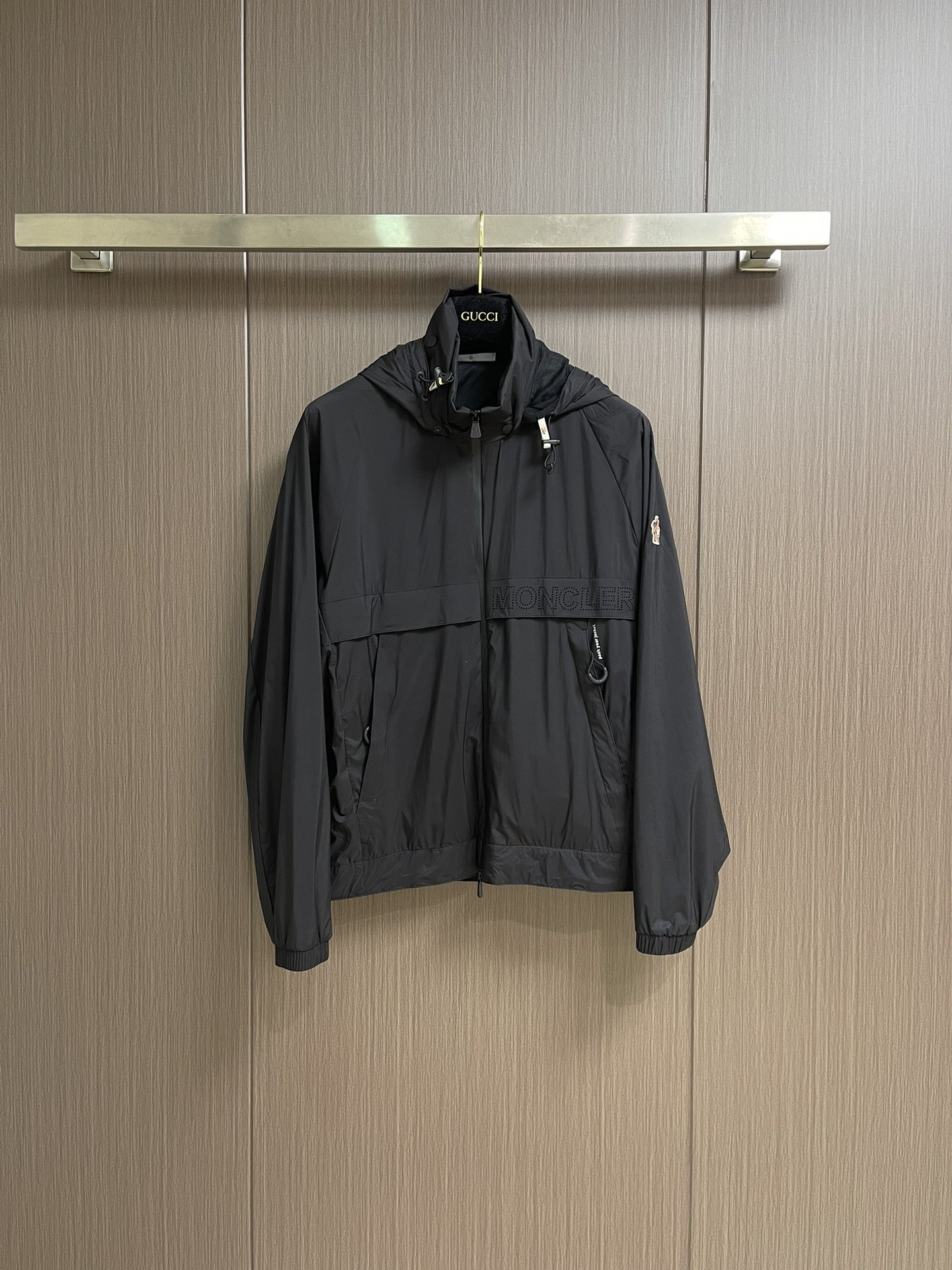 NO:548583,Moncler 2025ss autumn and winter new men's casual hooded jacket jacket. Wearing a simple and capable casual jacket, instantly returning to fashionable and domineering, and full of vitality. Zipper design and fabrics all need to be customized, full of luxury. The slim tailoring reflects our perfect body shape and can be easily controlled no matter how fat or thin it is. Super versatile style, not picky about body shape, suitable for wearing different age groups. Size 1-2-3-4-5,, jackets & coats, jackets & coats, hats, alexander wang19860909Moncler 2025ss秋冬新款男士休闲连帽夹克外套.穿上简约干练的休闲外套,瞬间重回时髦霸气,又是活力满满的状态.拉链设计,面料全部需要定制,奢华感十足.修身的剪裁体现出我们完美的体型无论胖瘦都可以轻松驾驭.超百搭款式,不挑身材的款,适合不同年龄段穿着.尺码1-2-3-4-5,,jackets & coats,jackets & coats,hats,alexander wang,Men's clothing