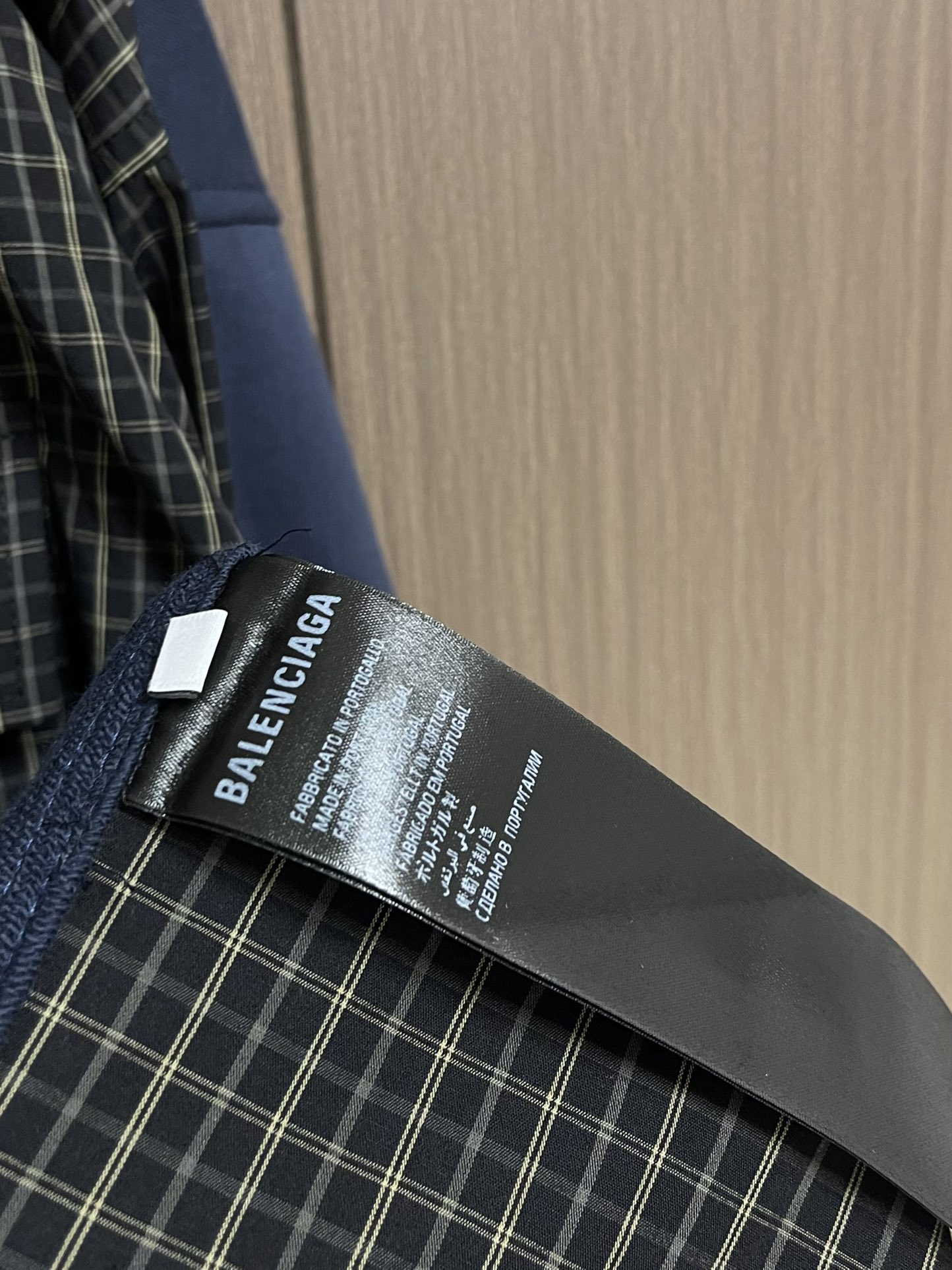 Balenciaga 2025ss格纹拼接连帽夹克外套，采用高品质混纺面料制成，格纹图案与纯色面料通过精