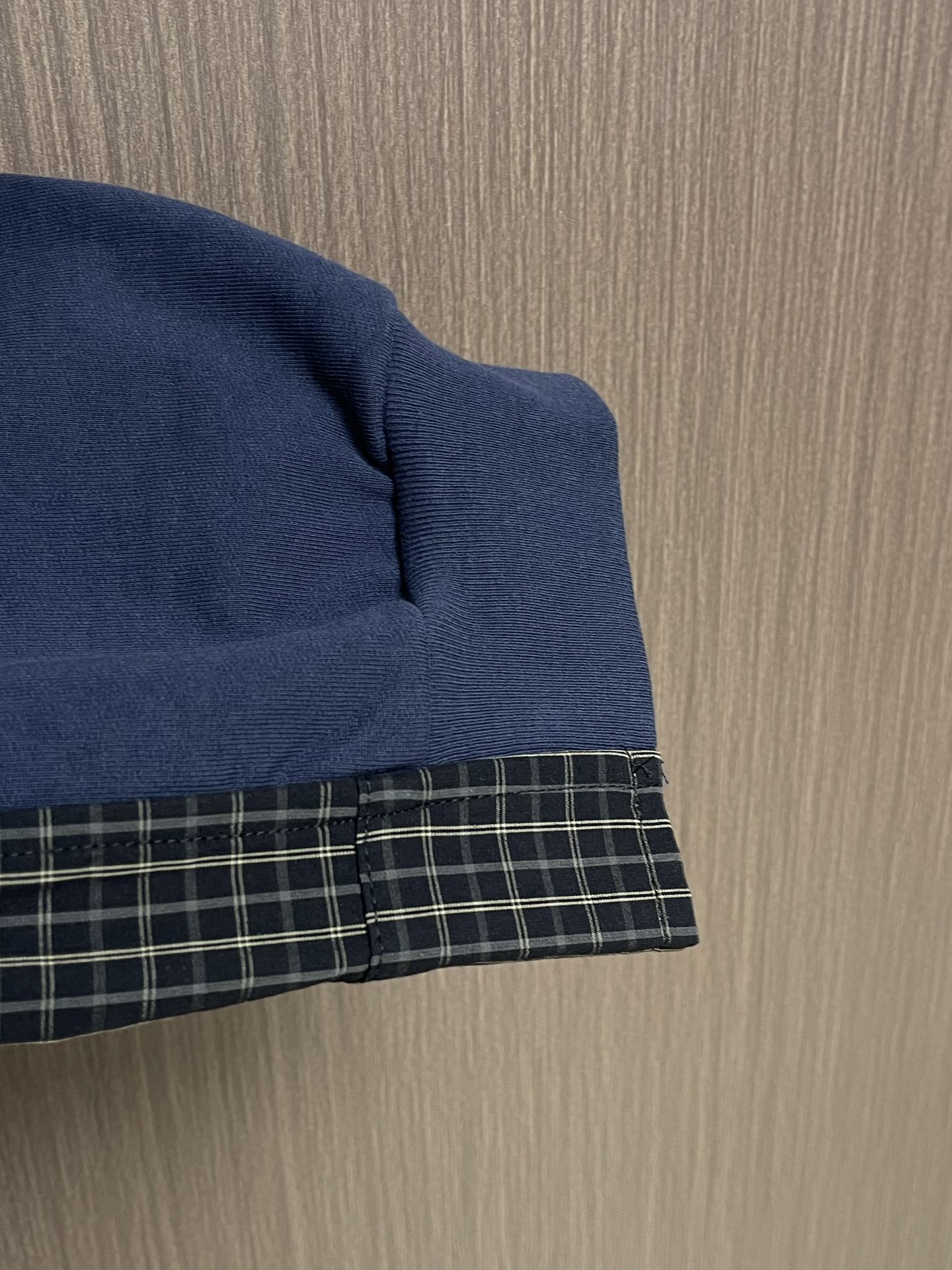 Balenciaga 2025ss格纹拼接连帽夹克外套，采用高品质混纺面料制成，格纹图案与纯色面料通过精