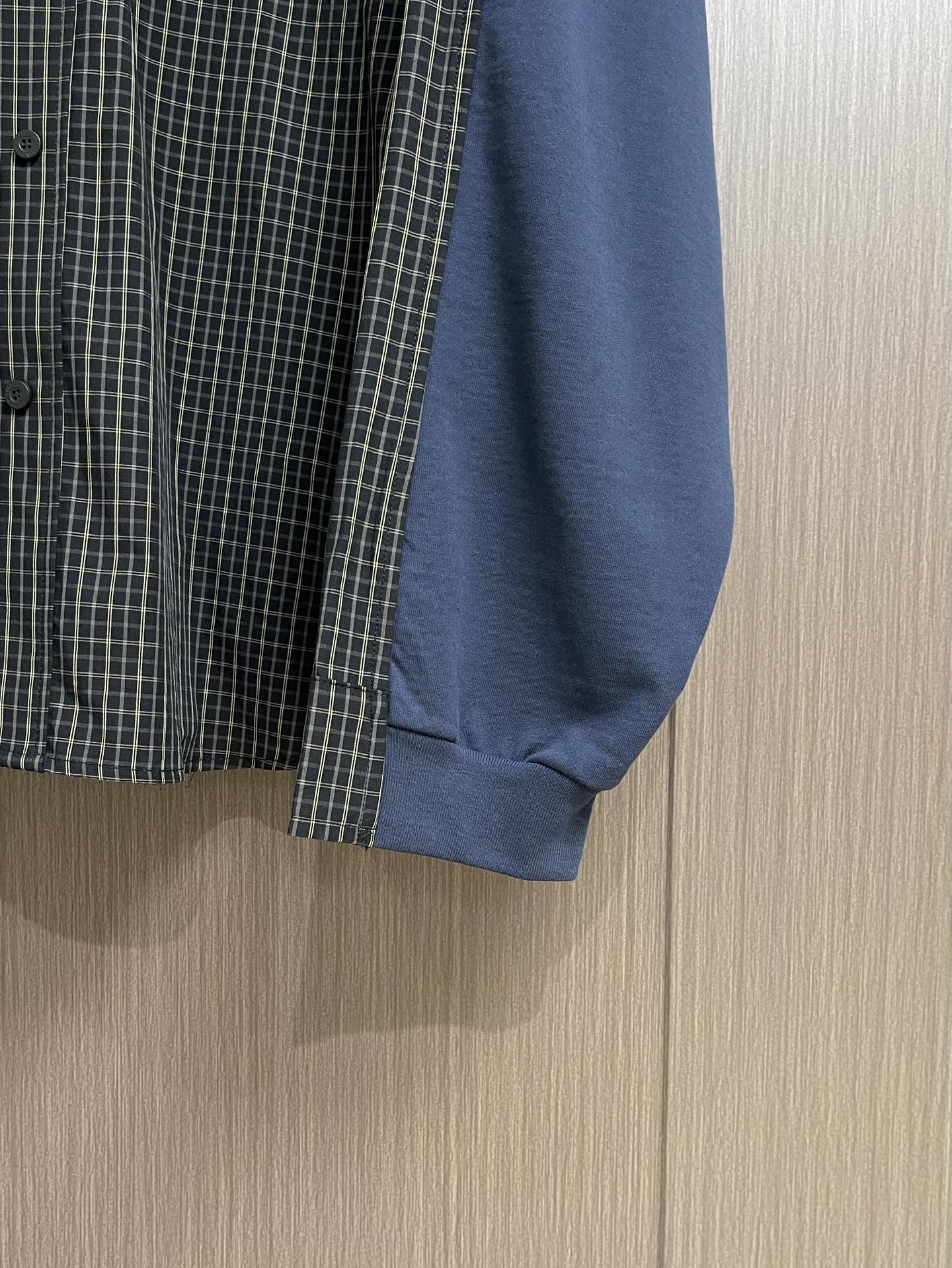 Balenciaga 2025ss格纹拼接连帽夹克外套，采用高品质混纺面料制成，格纹图案与纯色面料通过精