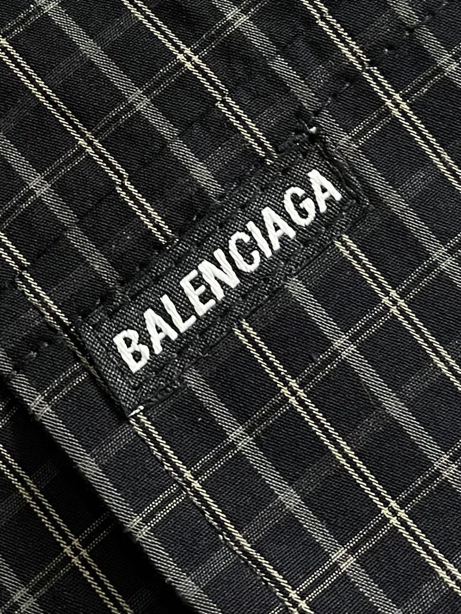 Balenciaga 2025ss格纹拼接连帽夹克外套，采用高品质混纺面料制成，格纹图案与纯色面料通过精