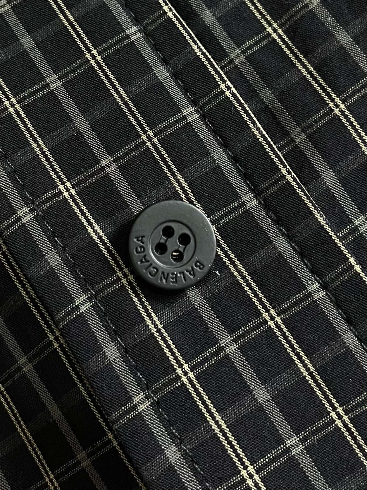 Balenciaga 2025ss格纹拼接连帽夹克外套，采用高品质混纺面料制成，格纹图案与纯色面料通过精