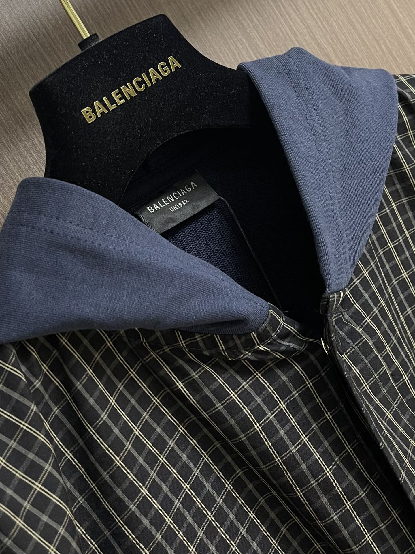 Balenciaga 2025ss格纹拼接连帽夹克外套，采用高品质混纺面料制成，格纹图案与纯色面料通过精
