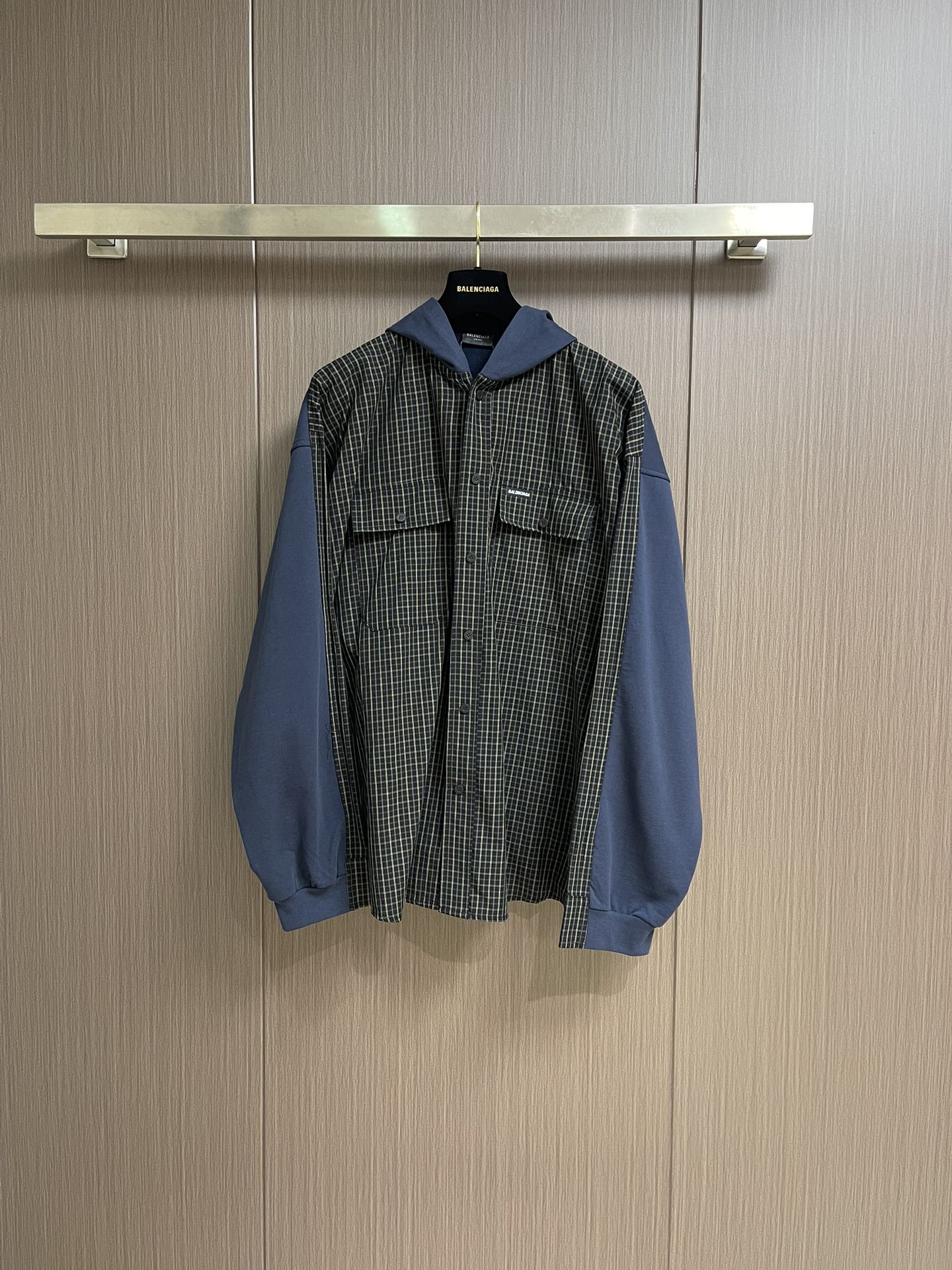 NO:547085,Balenciaga  The ss plaid hooded jacket is made of high-quality blended fabric. The plaid pattern and solid color fabric are spliced ​​by precision tailoring, presenting the brand's iconic deconstruction aesthetic. The front chest is equipped with functional patch pockets, and the curved hem design continues the brand's unique silhouette language. The hooded design adopts a double-layer reinforcement process to ensure durability and clarity. The interior is made of full lining, and the joints are edged to improve wear comfort. The cut of the regular version retains a sense of leisure and does not  Loss the precision and is suitable for wearing in various daily occasions. The placket adopts a hidden snap closure system and is equipped with reinforced stitching technology. The cuffs adopt elastic closing design to ensure windproof and warmth. As a series of items, this piece continues Balenciaga's consistent avant-garde design style, perfectly blending practical functions with fashion elements. Each detail is strictly controlled to ensure that the garment meets high standards. Size 1-2-3-4,,balenciaga,jackets  & coats,jackets & coats,hats,alexander wang19860909Balenciaga ss格纹拼接连帽夹克外套,采用高品质混纺面料制成,格纹图案与纯色面料通过精密剪裁工艺拼接,呈现出品牌标志性的解构美学.前胸设有功能性贴袋,弧形下摆设计延续了品牌独特的廓形语言.连帽设计采用双层加固工艺,确保耐用性与挺括感.内部采用全里衬工艺,接缝处均经过包边处理,提升穿着舒适度.常规版型的剪裁既保留了休闲感又不失精致度,适合日常多种场合穿着.门襟采用隐藏式按扣闭合系统,搭配加固缝线工艺.袖口采用弹性收口设计,确保防风保暖性能.作为系列单品,这件延续了Balenciaga一贯的前卫设计风格,将实用功能与时尚元素完美融合.每处细节都经过严格品控,确保成衣达到高标准.尺码1-2-3-4,,balenciaga,jackets & coats,jackets & coats,hats,alexander wang,Men's clothing