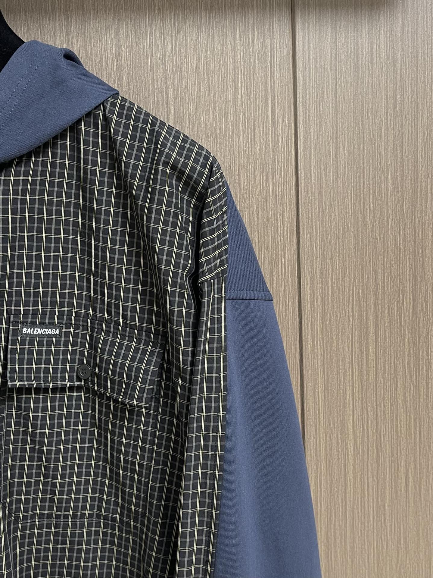 Balenciaga 2025ss格纹拼接连帽夹克外套，采用高品质混纺面料制成，格纹图案与纯色面料通过精