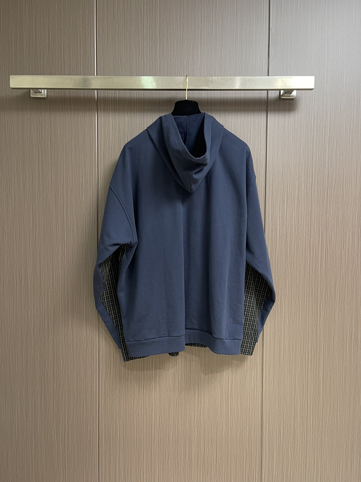 Balenciaga 2025ss格纹拼接连帽夹克外套，采用高品质混纺面料制成，格纹图案与纯色面料通过精