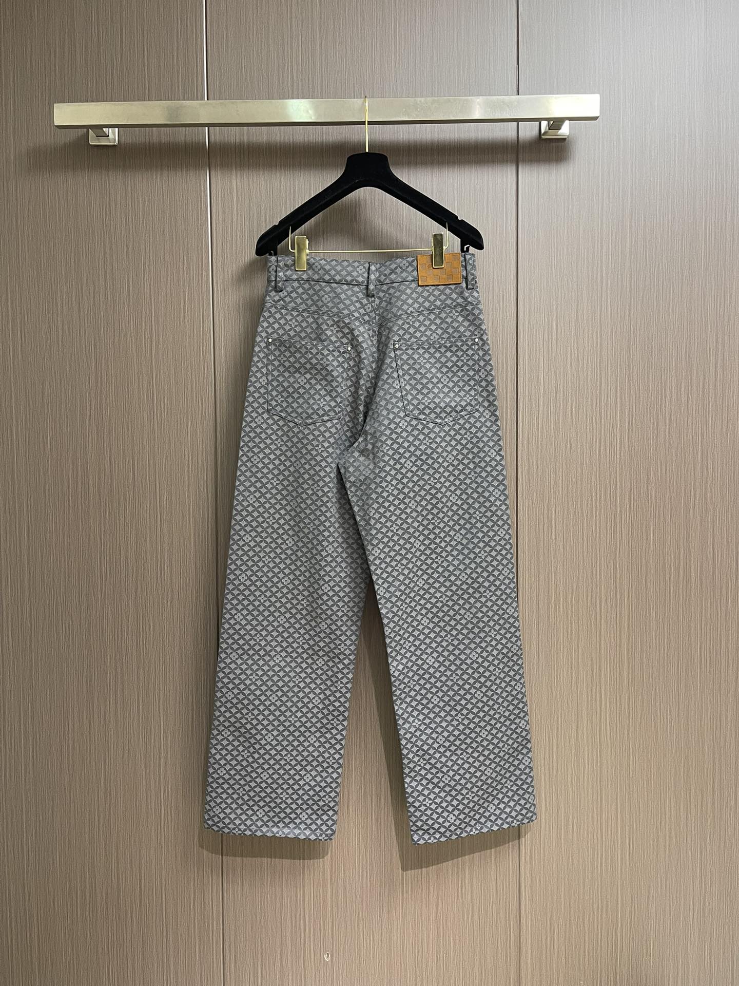 LV 鱼鳞提花图案牛仔裤，本款棉质呈现 2025秋冬秀场的Dandy Monogram 提花织纹，为休闲