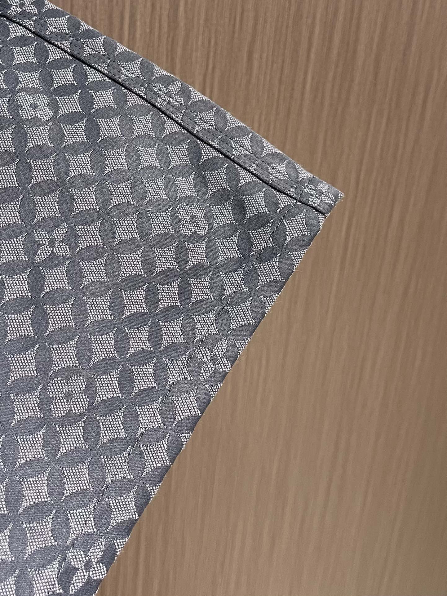 LV 鱼鳞提花图案牛仔裤，本款棉质呈现 2025秋冬秀场的Dandy Monogram 提花织纹，为休闲