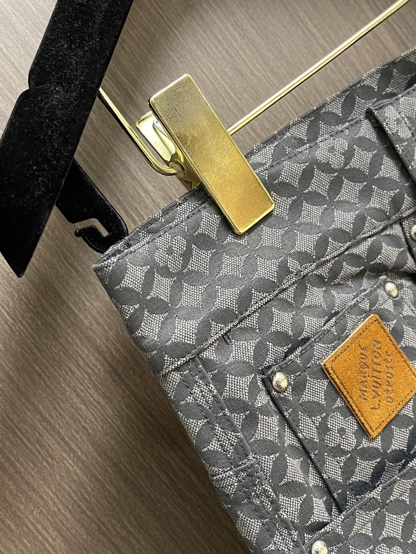 LV 鱼鳞提花图案牛仔裤，本款棉质呈现 2025秋冬秀场的Dandy Monogram 提花织纹，为休闲