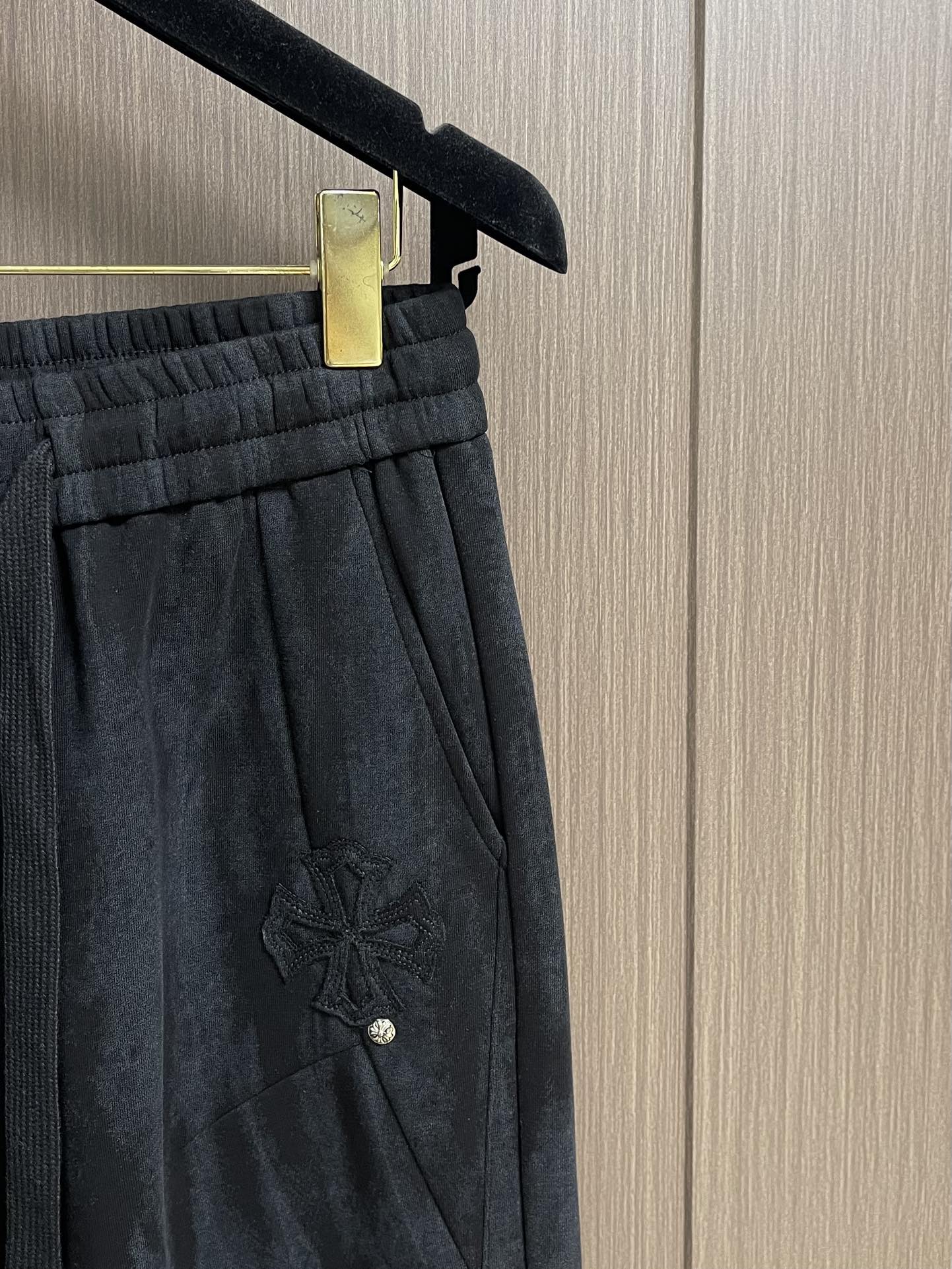 CH 克罗心 2025ss秋冬新款松紧裤阔腿裤，身穿着非常舒适 低调不失奢华 穿出去非常有档次，裤型款式