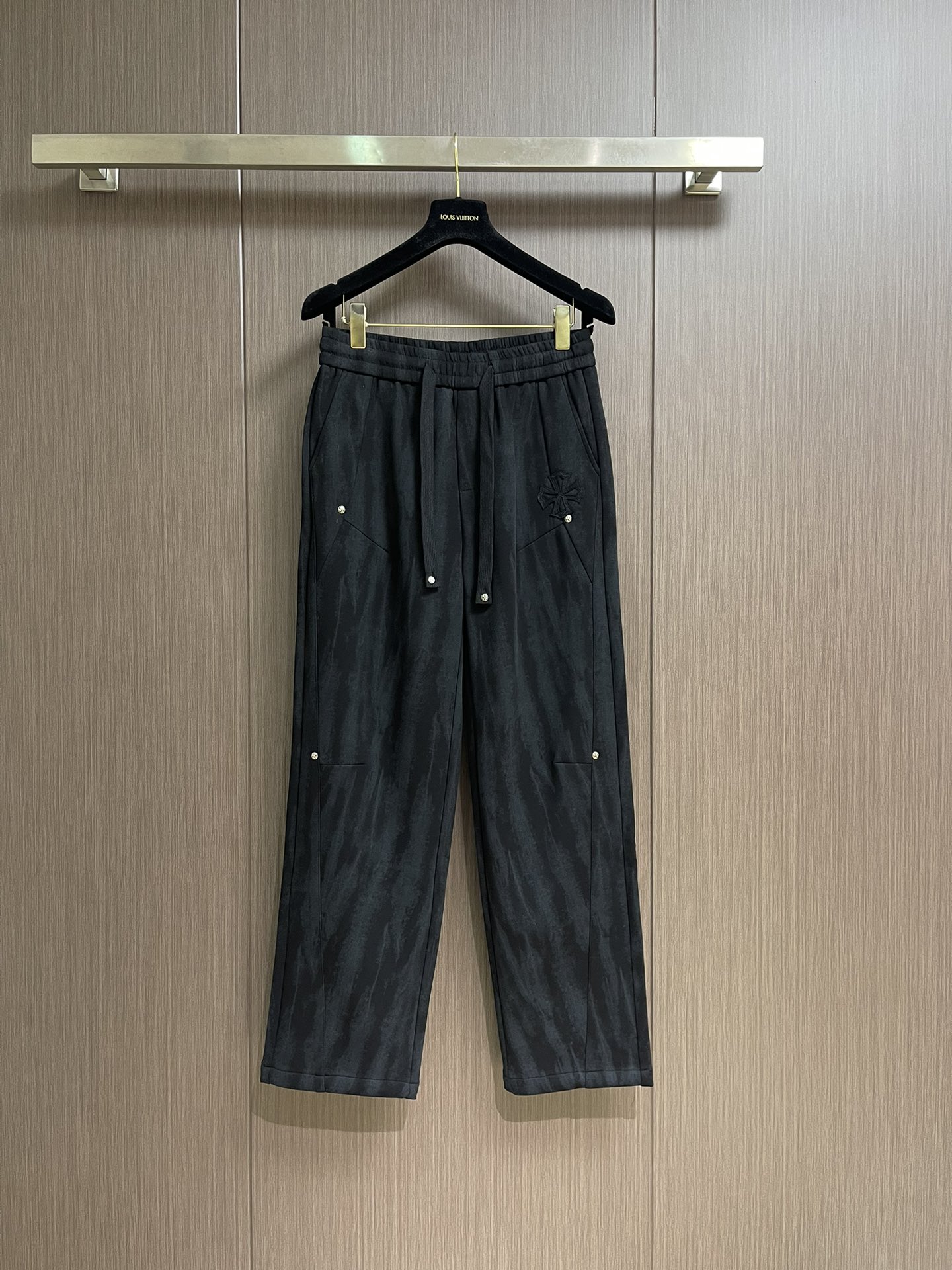 NO:548516,CH Croxin 2025ss autumn and winter new elastic pants wide-leg pants, which are very comfortable to wear, low-key and luxurious, and are very classy when worn. There is no need to say much about the style and cutting of the pants. The upper body is exquisite and vivid.  True first-class quality, truly palace-grade elastic trousers, made of Turkish cotton, produce the most famous tannin cloth. The quality is excellent and is very soft after heavy washing!  The straight-footed style is not picky, the upper body is absolutely stylish, the expert design is extremely luxurious. Size M-3XL, chrome hearts, alexander wang19860909CH 克罗心 2025ss秋冬新款松紧裤阔腿裤,身穿着非常舒适 低调不失奢华 穿出去非常有档次,裤型款式和裁剪亦无需多言 上身精致跃然．真正一等一顶级质料 真正殿堂级的松紧裤,选用土耳其的棉花 生产出最有名的单宁布 品质卓然,经过重水洗使得很柔软！直脚的版型不挑人 上身绝对的有型 达人设计 极度奢华.尺码M-3XL,,chrome hearts,alexander wang,Men's clothing