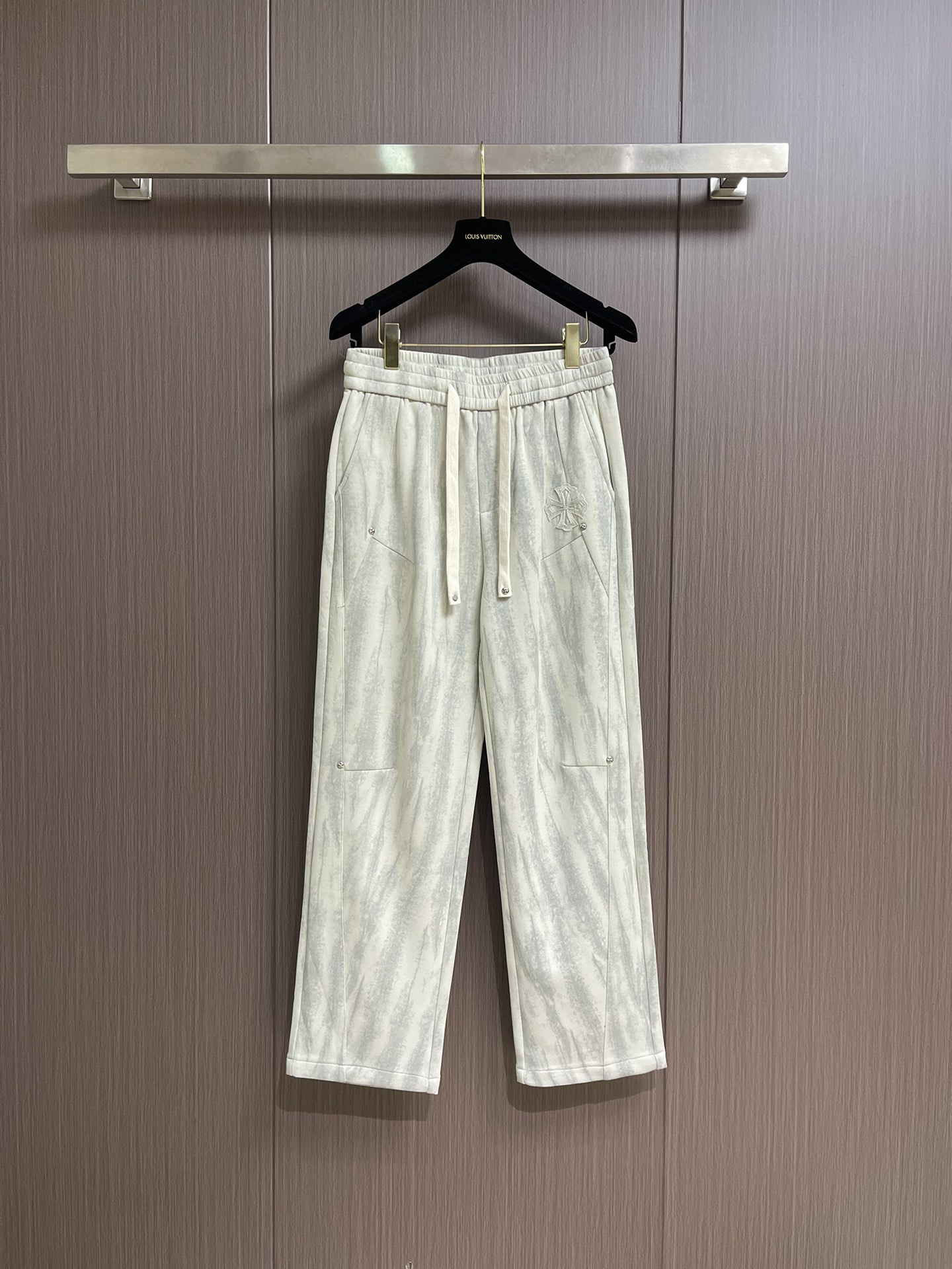 NO:546972,CH Croxin 2025ss autumn and winter new elastic pants wide-leg pants, which are very comfortable to wear, low-key and luxurious, and are very classy when worn. There is no need to say much about the style and cutting of the pants. The upper body is exquisite and vivid.  True first-class quality, truly palace-grade elastic trousers, made of Turkish cotton, produce the most famous tannin cloth. The quality is excellent and is very soft after heavy washing!  The straight-footed style is not picky, the upper body is absolutely stylish, the expert design is extremely luxurious. Size M-3XL, chrome hearts, alexander wang19860909CH 克罗心 2025ss秋冬新款松紧裤阔腿裤,身穿着非常舒适 低调不失奢华 穿出去非常有档次,裤型款式和裁剪亦无需多言 上身精致跃然．真正一等一顶级质料 真正殿堂级的松紧裤,选用土耳其的棉花 生产出最有名的单宁布 品质卓然,经过重水洗使得很柔软！直脚的版型不挑人 上身绝对的有型 达人设计 极度奢华.尺码M-3XL,,chrome hearts,alexander wang,Men's clothing
