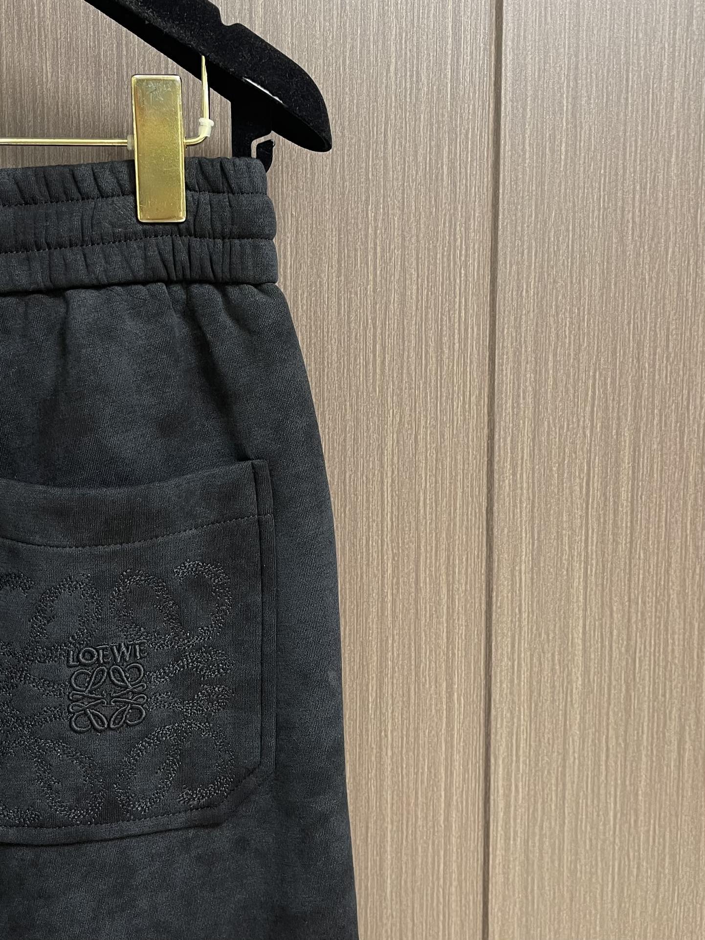 LOEWE 罗意威刺绣直筒长裤，成衣洗水后克重约420克，质感厚实挺括耐磨且具复古韵味；3D立体刺绣工艺
