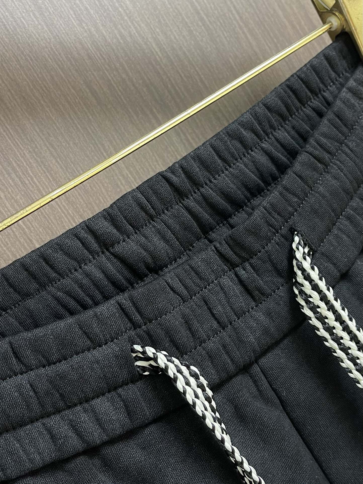 LOEWE 罗意威刺绣直筒长裤，成衣洗水后克重约420克，质感厚实挺括耐磨且具复古韵味；3D立体刺绣工艺