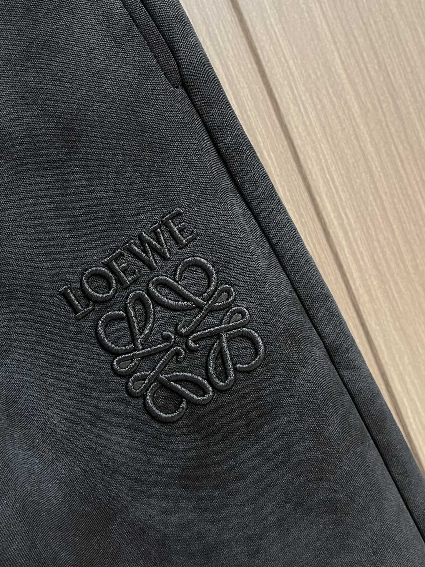 LOEWE 罗意威刺绣直筒长裤，成衣洗水后克重约420克，质感厚实挺括耐磨且具复古韵味；3D立体刺绣工艺