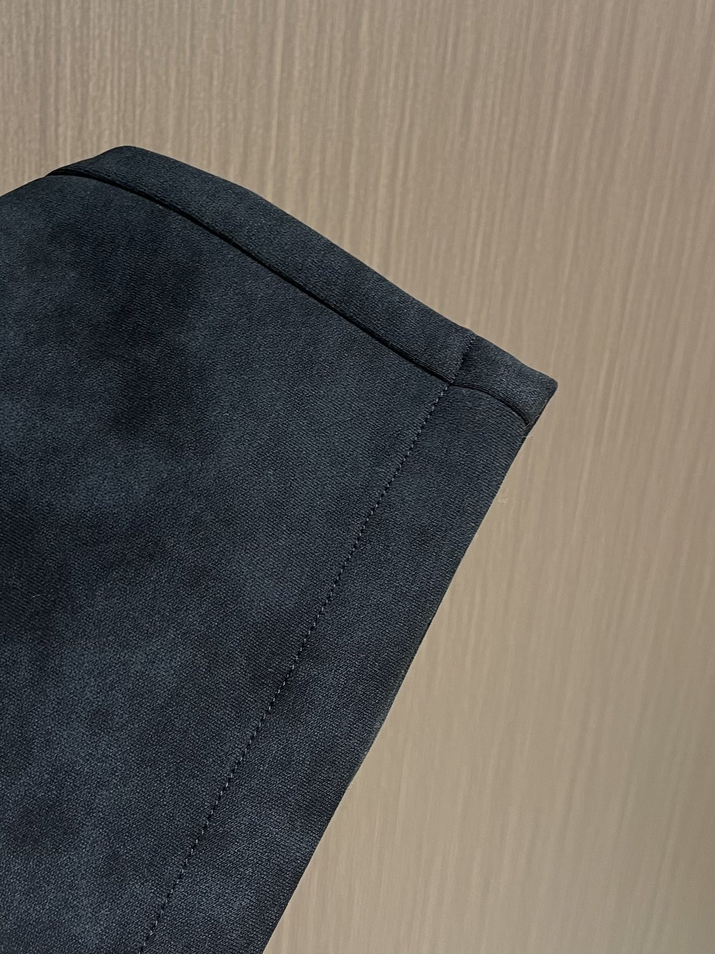 LOEWE 罗意威刺绣直筒长裤，成衣洗水后克重约420克，质感厚实挺括耐磨且具复古韵味；3D立体刺绣工艺