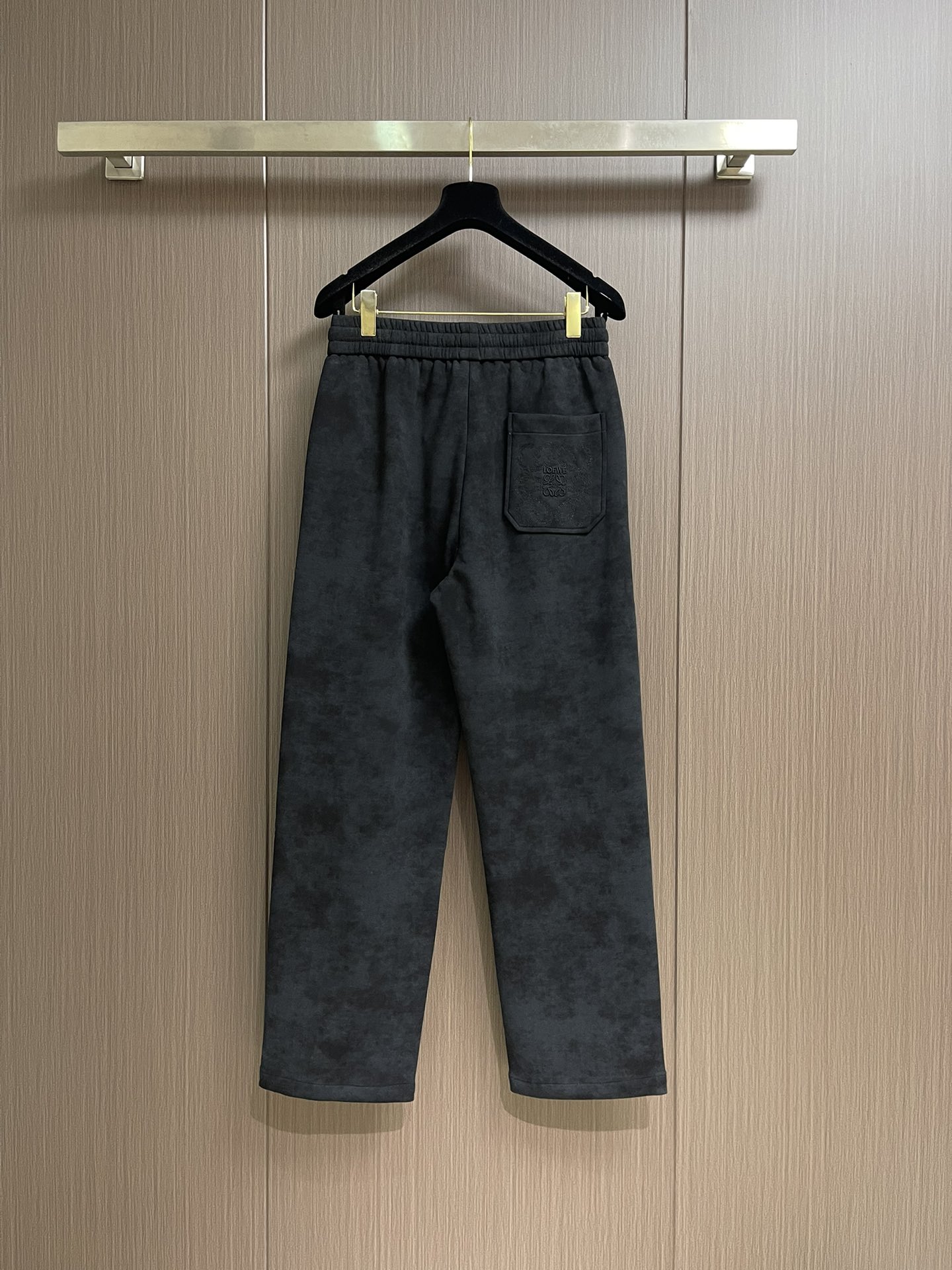 LOEWE 罗意威刺绣直筒长裤，成衣洗水后克重约420克，质感厚实挺括耐磨且具复古韵味；3D立体刺绣工艺