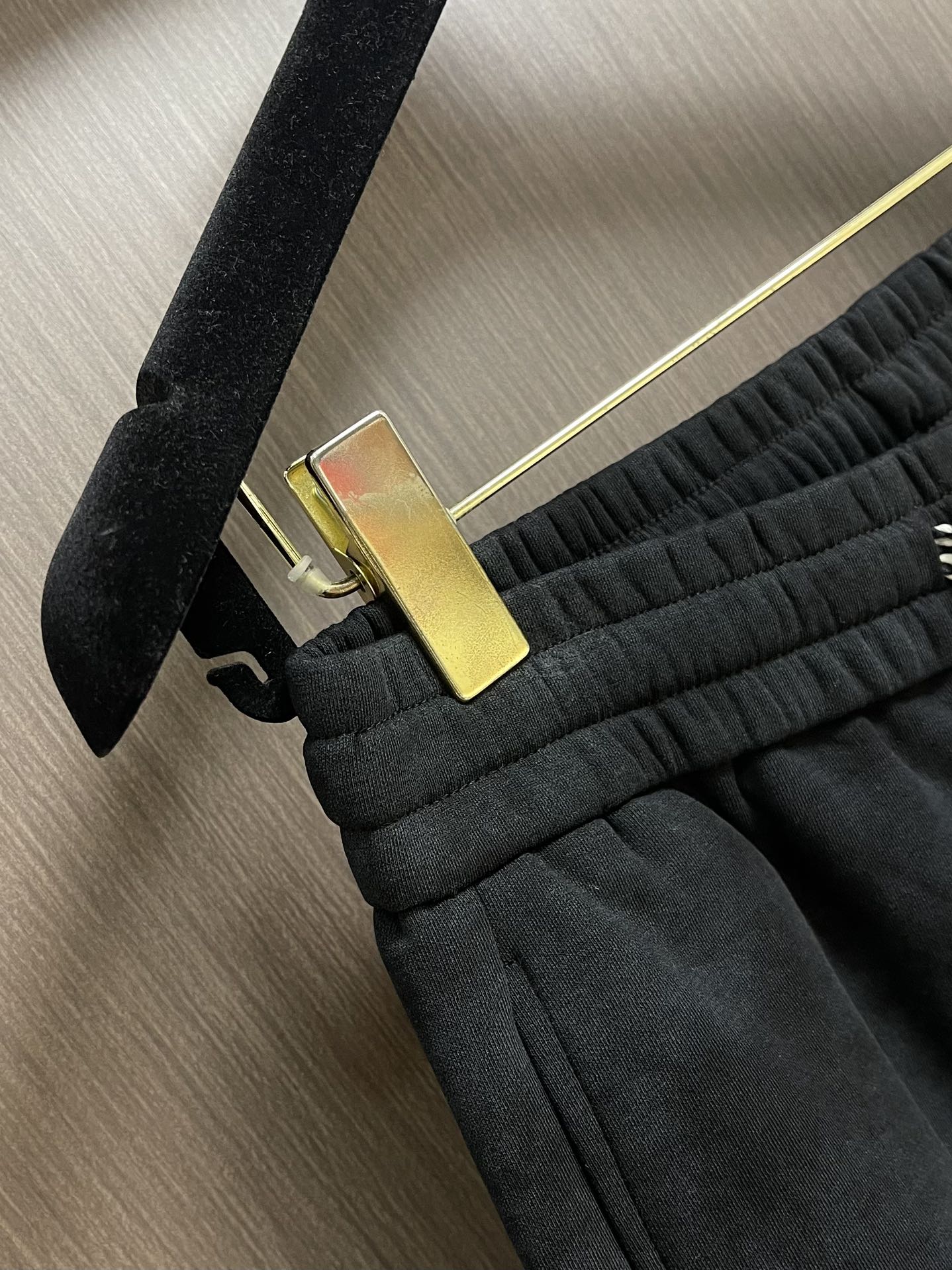 LOEWE 罗意威刺绣直筒长裤，成衣洗水后克重约420克，质感厚实挺括耐磨且具复古韵味；3D立体刺绣工艺