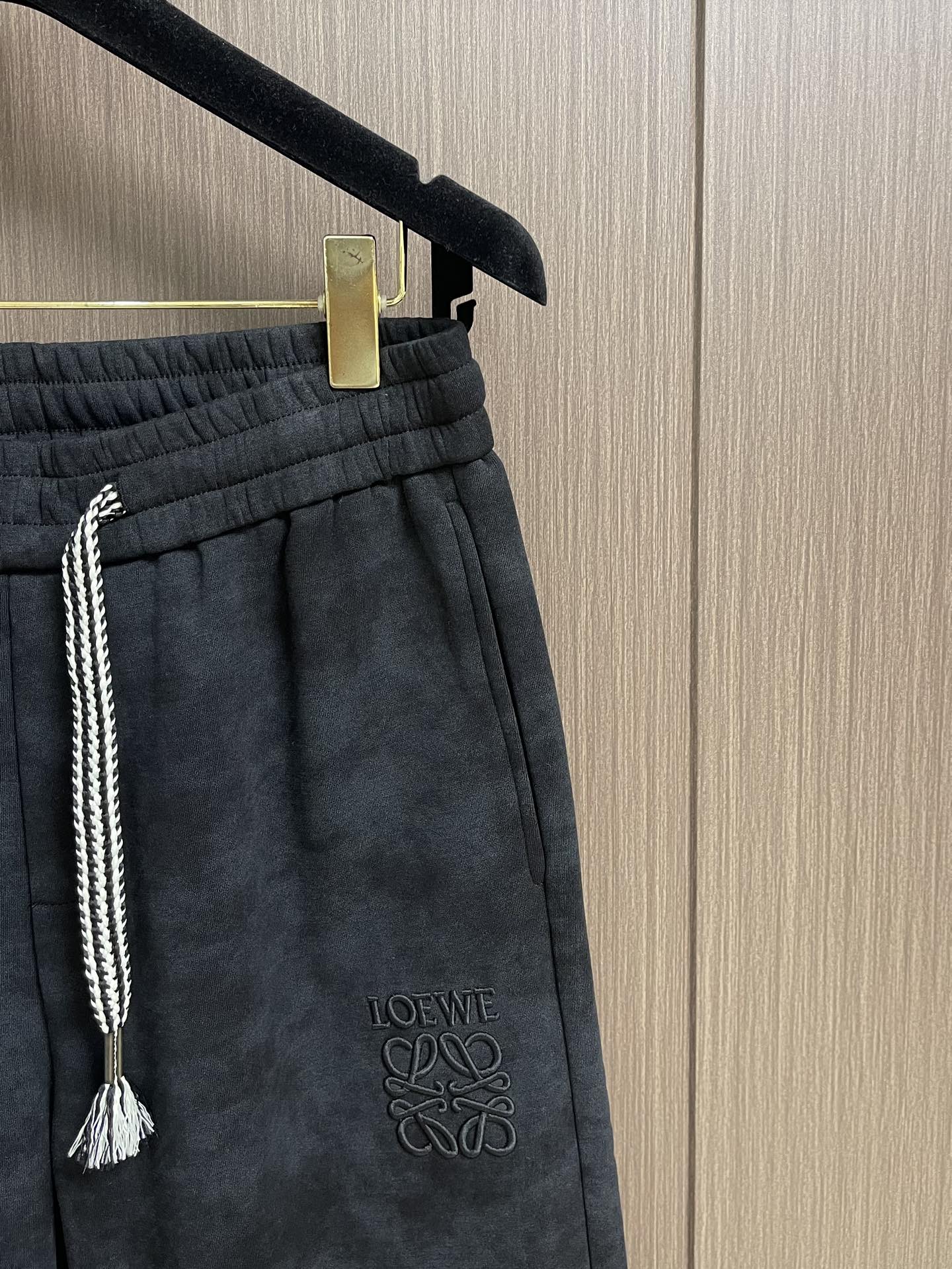 LOEWE 罗意威刺绣直筒长裤，成衣洗水后克重约420克，质感厚实挺括耐磨且具复古韵味；3D立体刺绣工艺