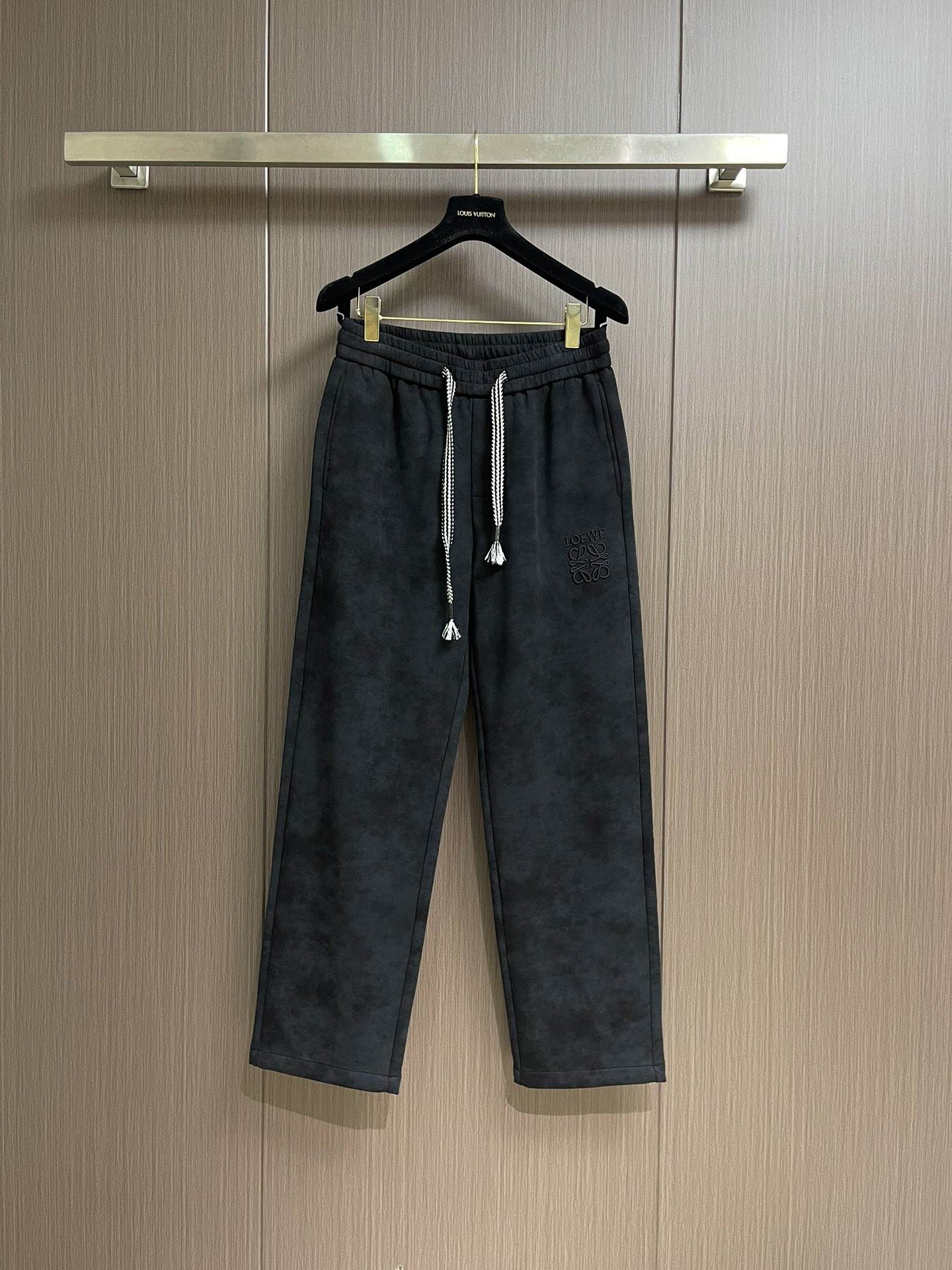 LOEWE 罗意威刺绣直筒长裤，成衣洗水后克重约420克，质感厚实挺括耐磨且具复古韵味；3D立体刺绣工艺