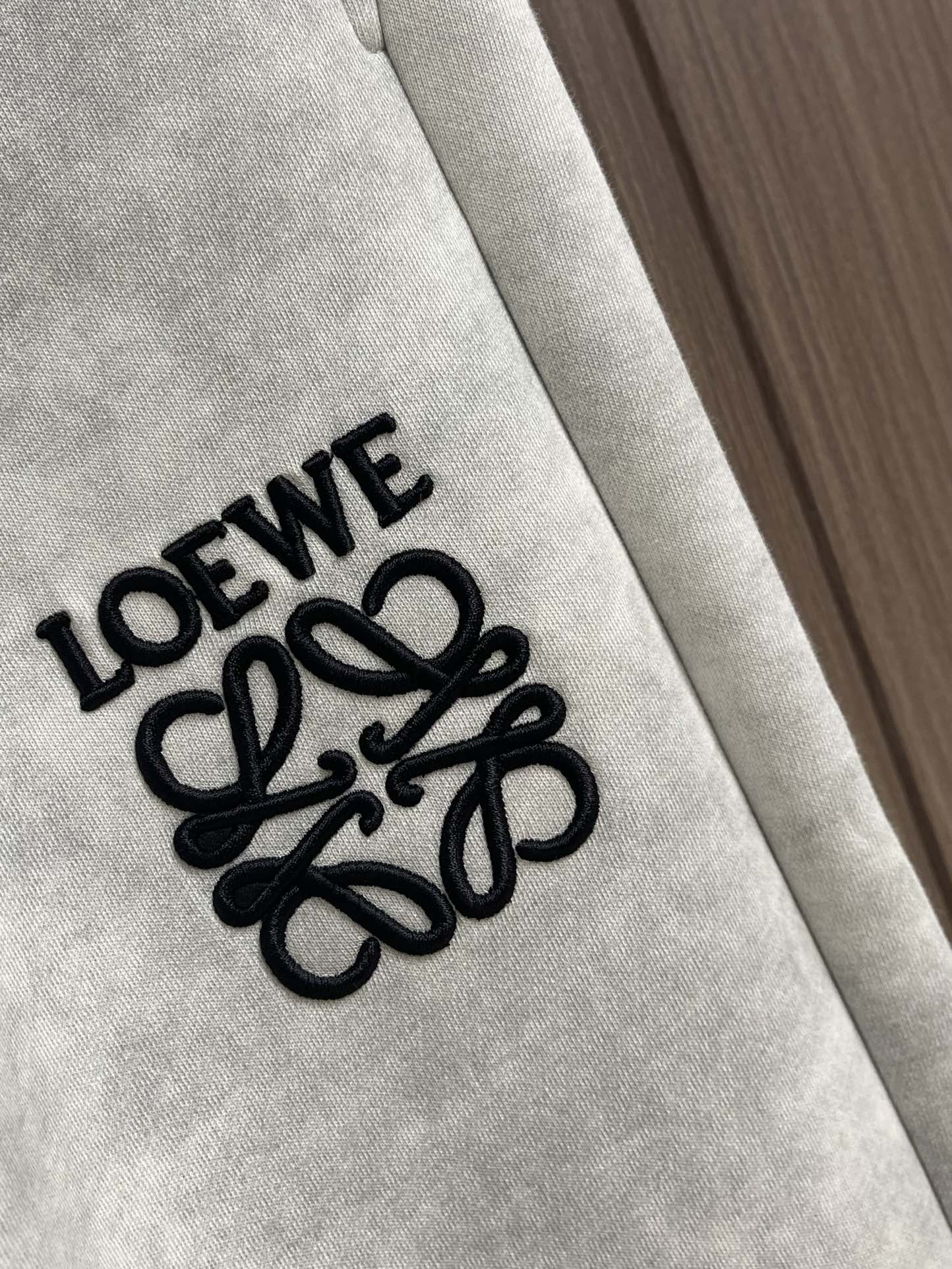 LOEWE 罗意威刺绣直筒长裤，成衣洗水后克重约420克，质感厚实挺括耐磨且具复古韵味；3D立体刺绣工艺
