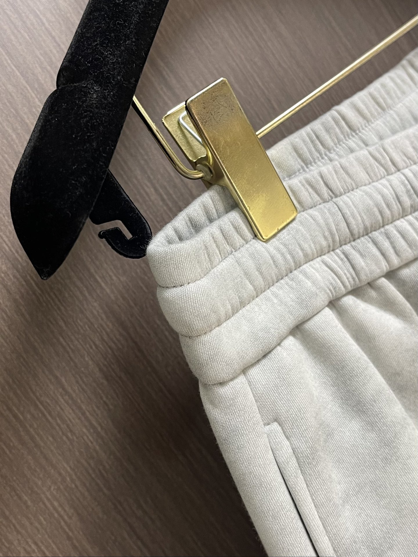 LOEWE 罗意威刺绣直筒长裤，成衣洗水后克重约420克，质感厚实挺括耐磨且具复古韵味；3D立体刺绣工艺