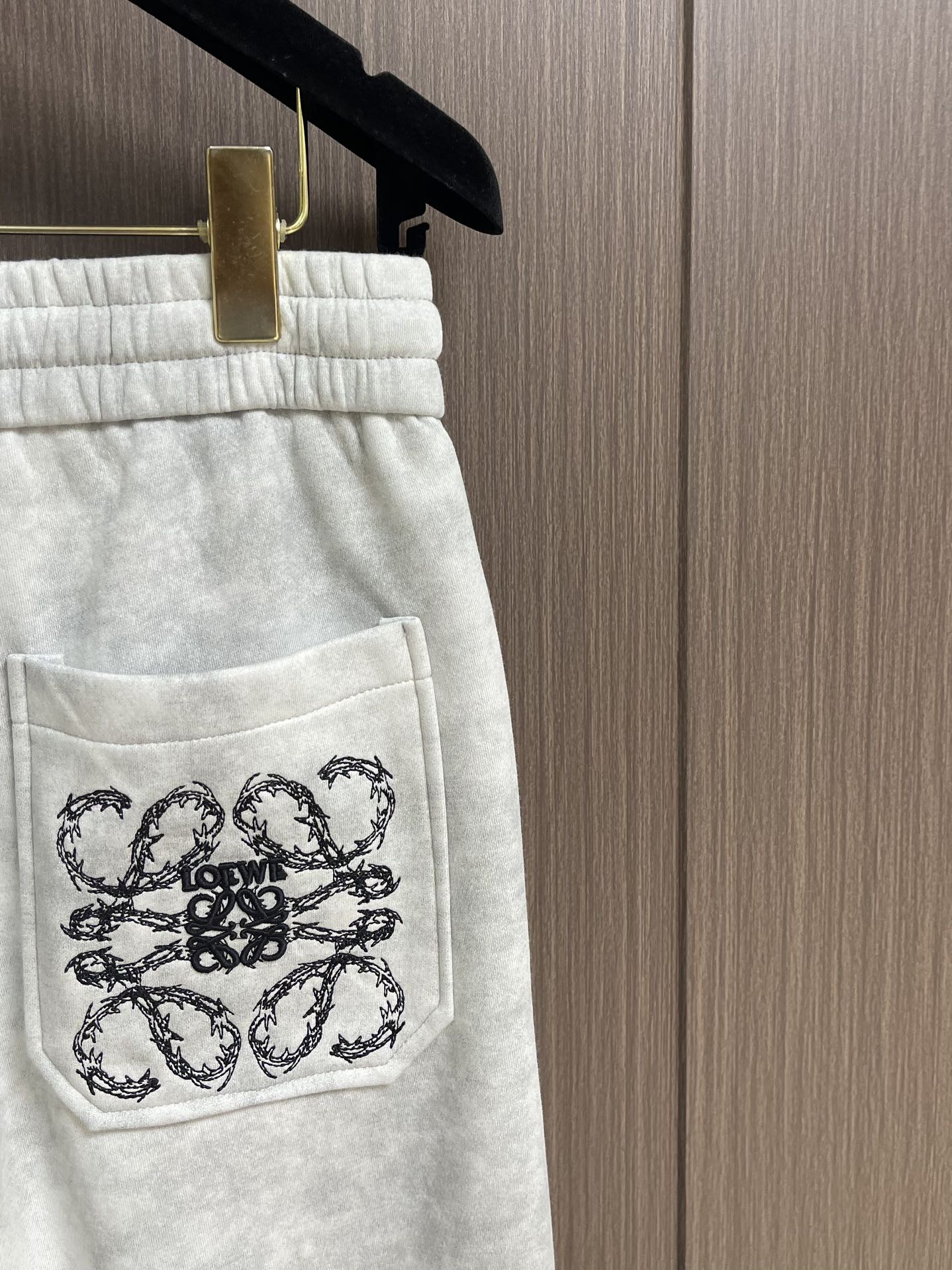 LOEWE 罗意威刺绣直筒长裤，成衣洗水后克重约420克，质感厚实挺括耐磨且具复古韵味；3D立体刺绣工艺