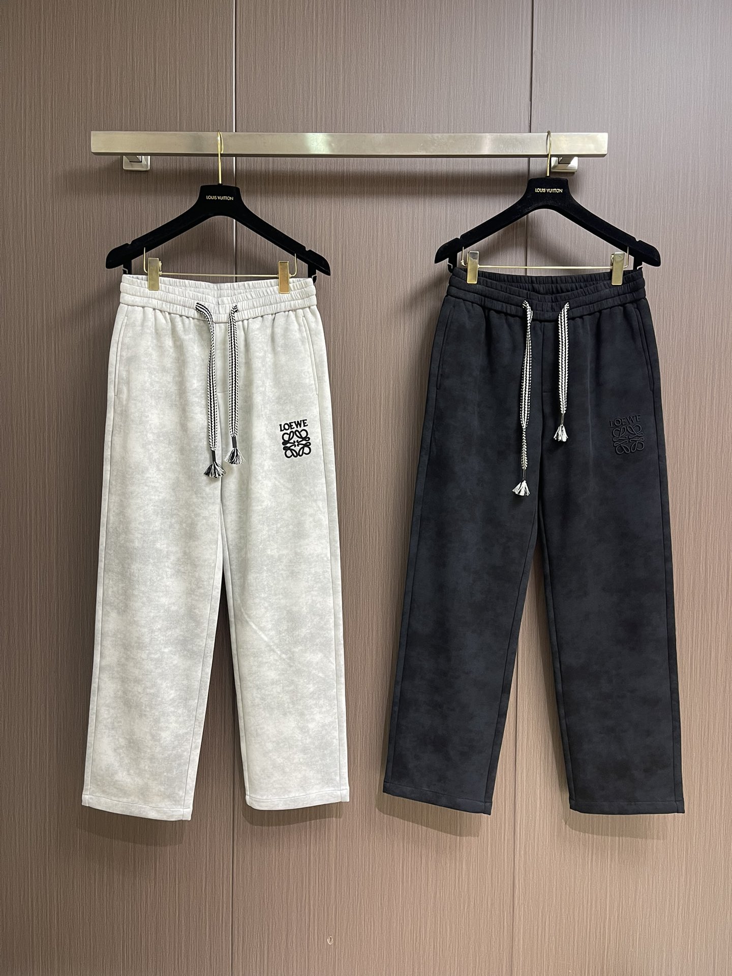 LOEWE 罗意威刺绣直筒长裤，成衣洗水后克重约420克，质感厚实挺括耐磨且具复古韵味；3D立体刺绣工艺