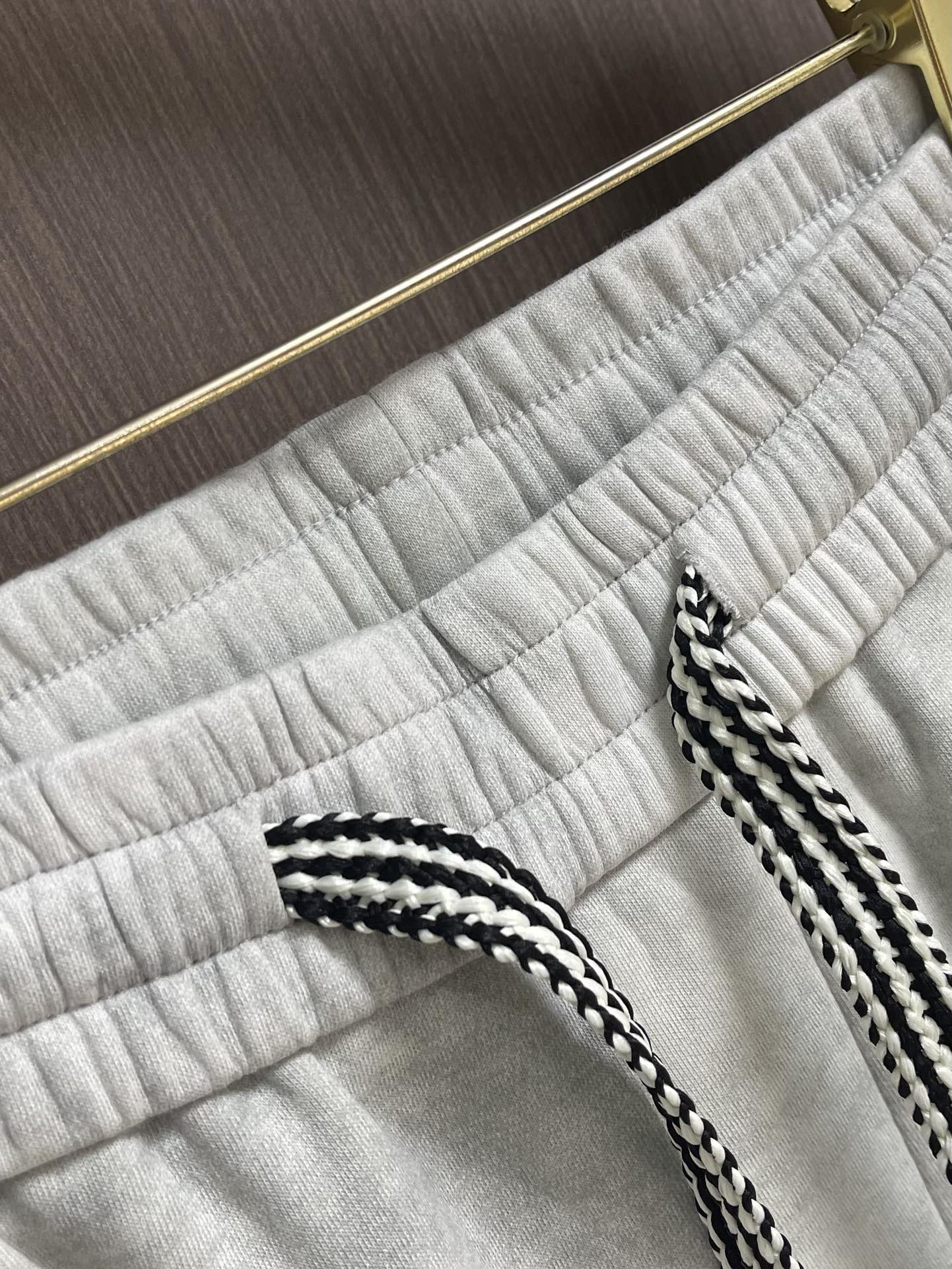 LOEWE 罗意威刺绣直筒长裤，成衣洗水后克重约420克，质感厚实挺括耐磨且具复古韵味；3D立体刺绣工艺