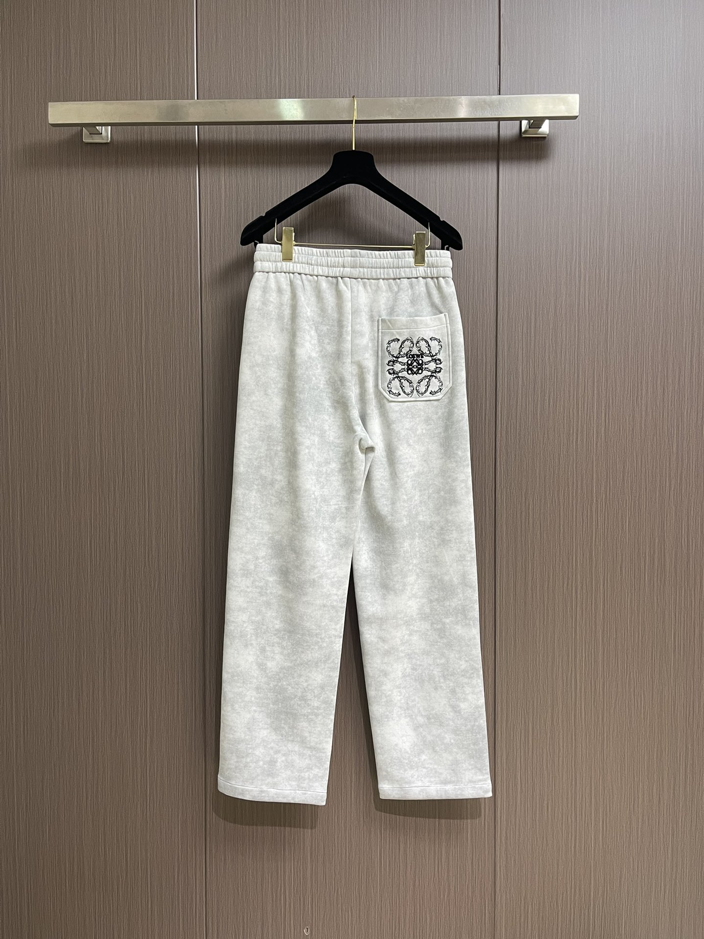 LOEWE 罗意威刺绣直筒长裤，成衣洗水后克重约420克，质感厚实挺括耐磨且具复古韵味；3D立体刺绣工艺