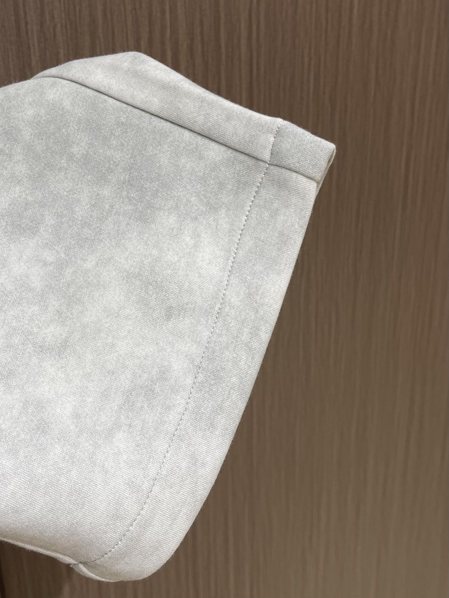 LOEWE 罗意威刺绣直筒长裤，成衣洗水后克重约420克，质感厚实挺括耐磨且具复古韵味；3D立体刺绣工艺