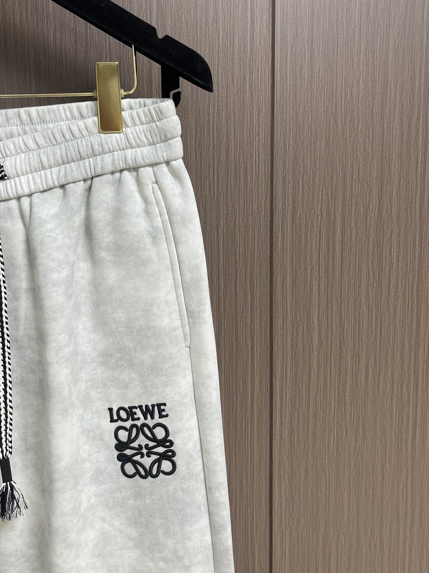 LOEWE 罗意威刺绣直筒长裤，成衣洗水后克重约420克，质感厚实挺括耐磨且具复古韵味；3D立体刺绣工艺