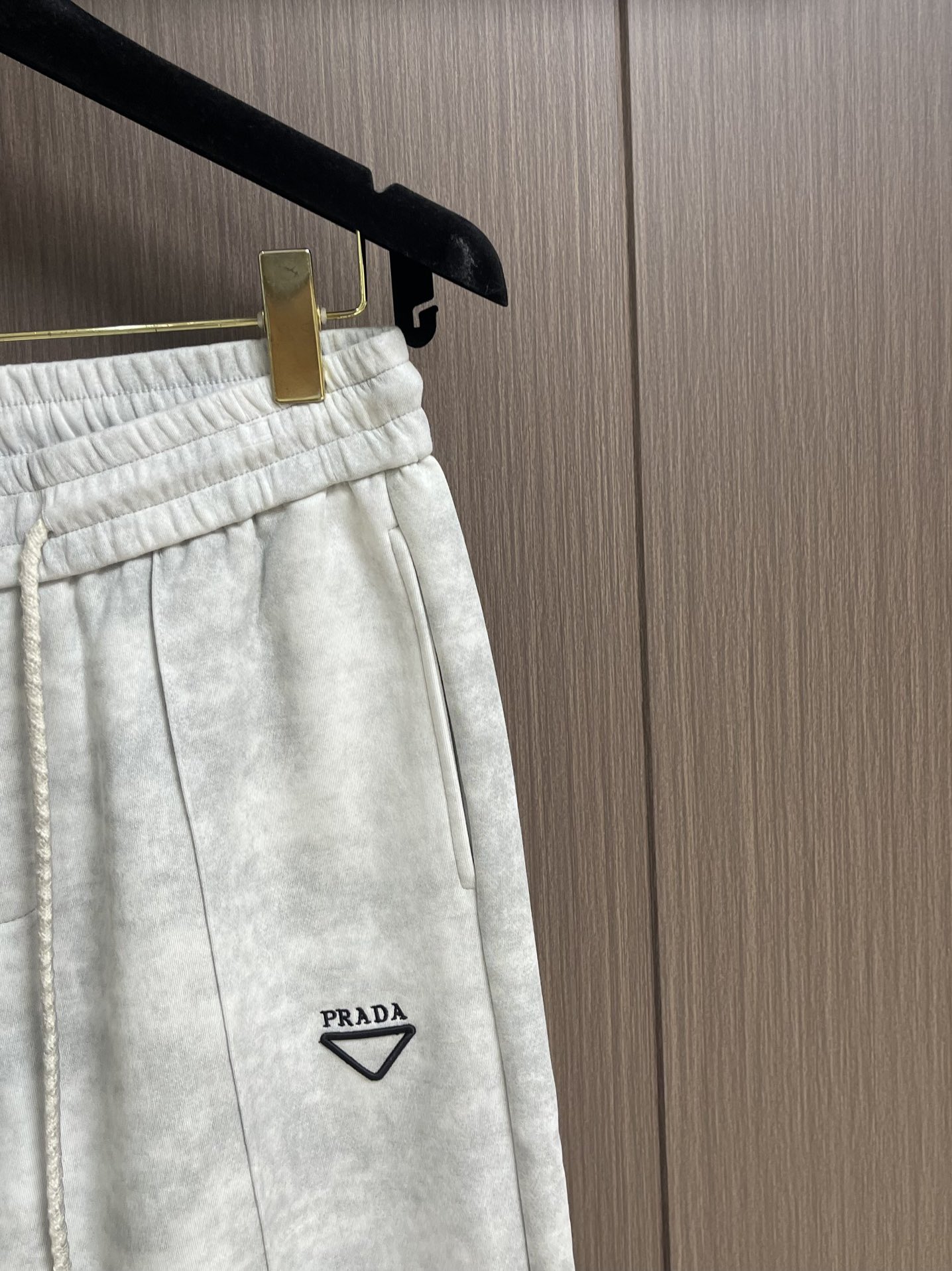 Prada 早秋新品直筒卫裤，面料无敌，型款设计都无可挑剔的百搭款卫裤，户外运动都美的简约休闲，五金辅料