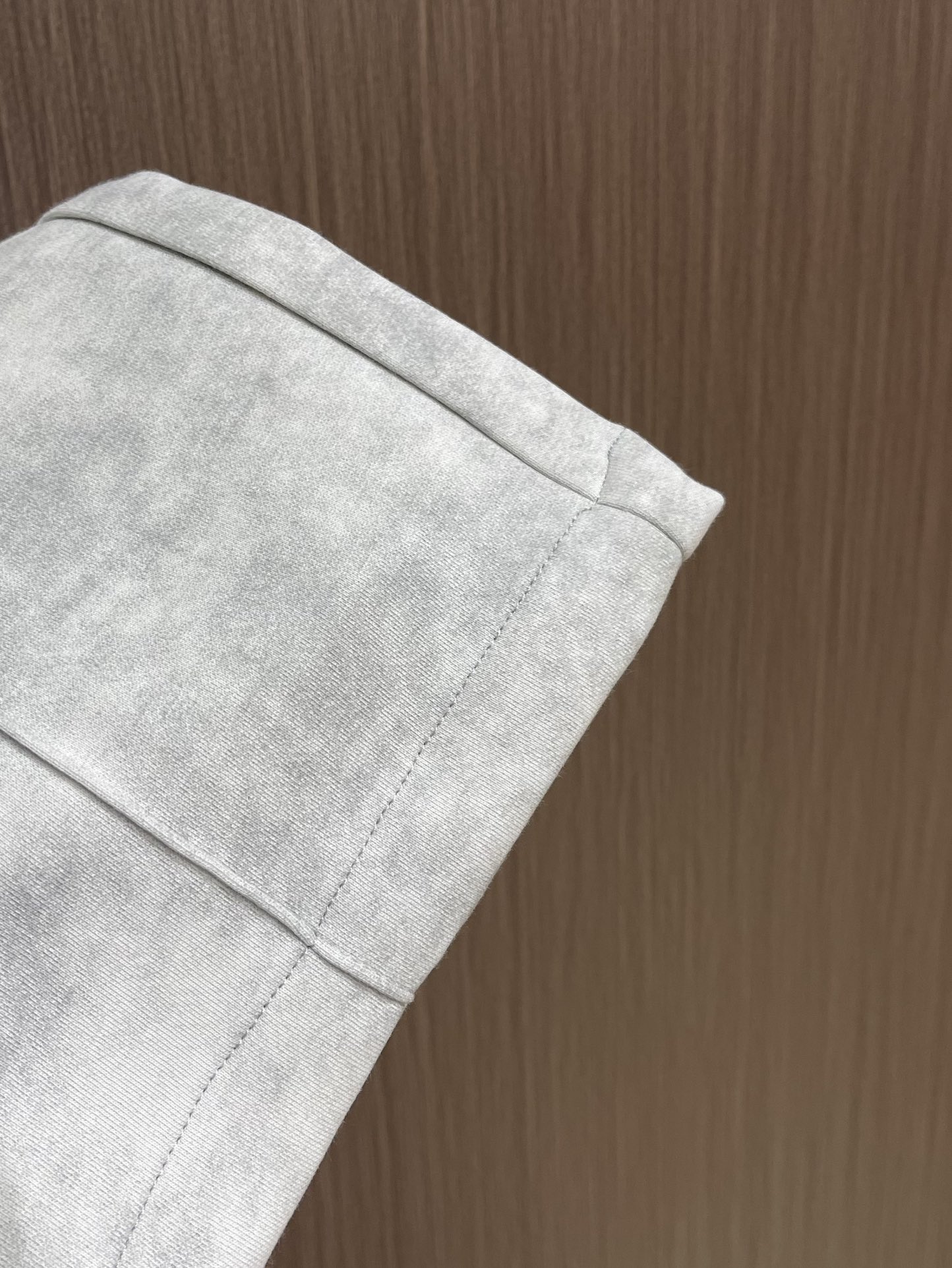 Prada 早秋新品直筒卫裤，面料无敌，型款设计都无可挑剔的百搭款卫裤，户外运动都美的简约休闲，五金辅料