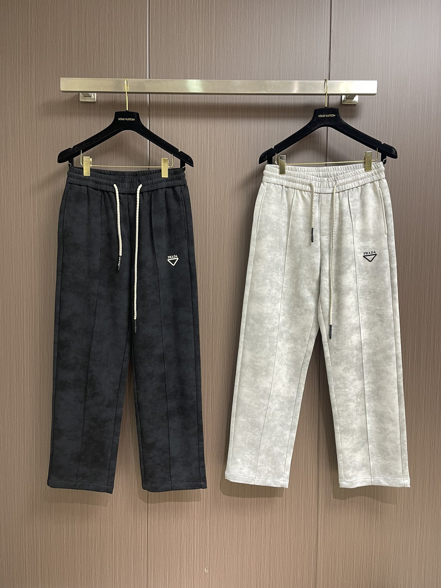 Prada 早秋新品直筒卫裤，面料无敌，型款设计都无可挑剔的百搭款卫裤，户外运动都美的简约休闲，五金辅料