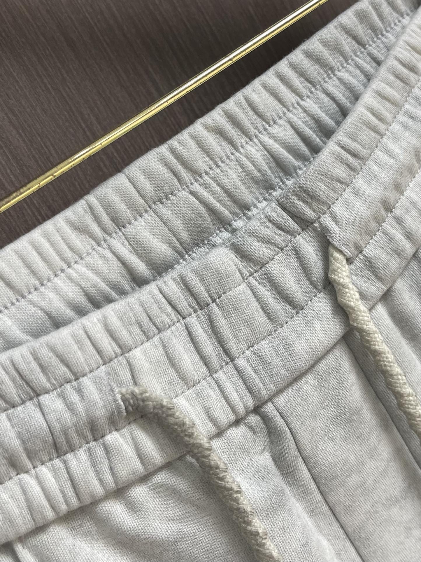 Prada 早秋新品直筒卫裤，面料无敌，型款设计都无可挑剔的百搭款卫裤，户外运动都美的简约休闲，五金辅料