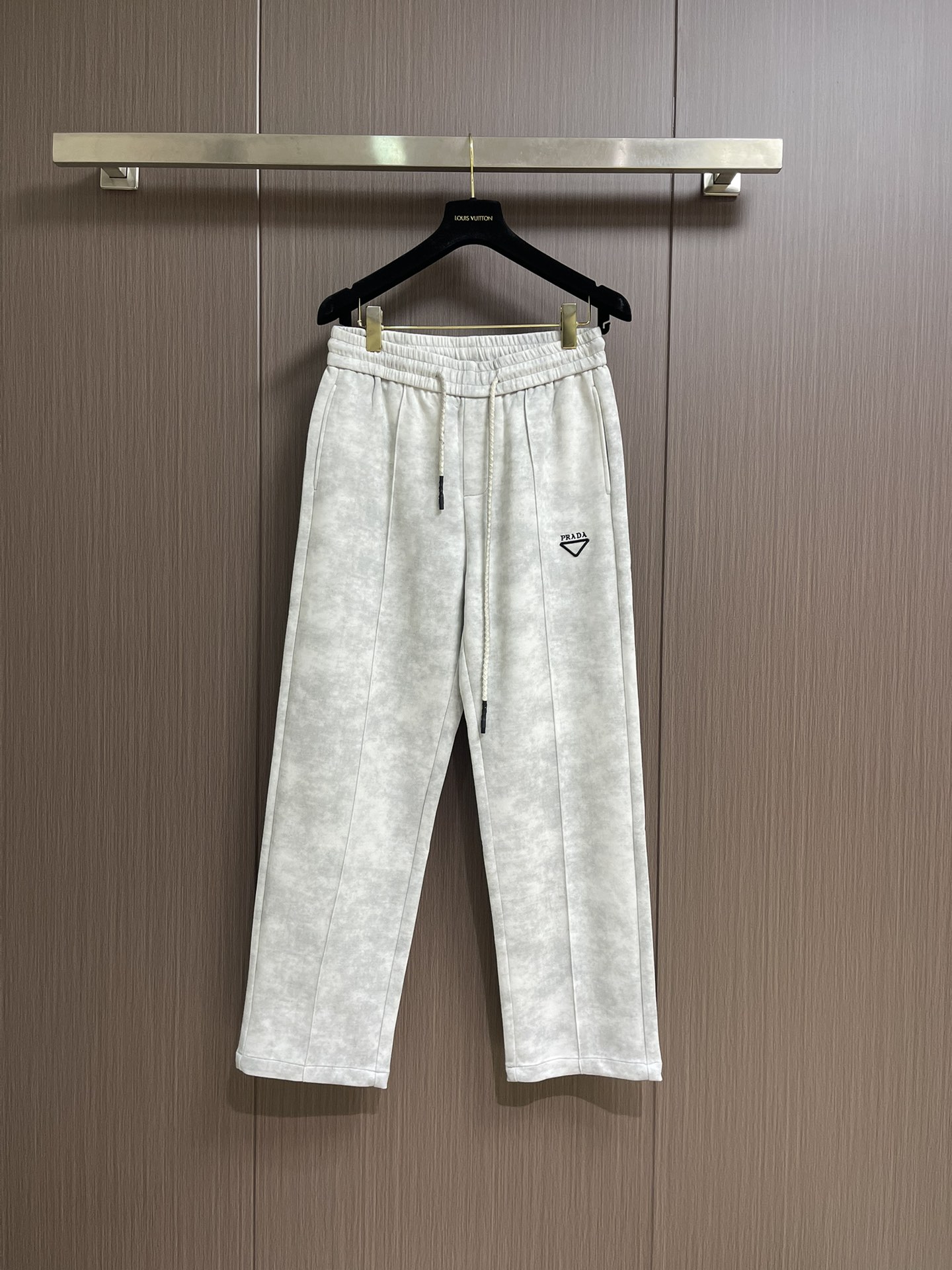 NO:548511,Prada's new straight-leg sweatpants in early autumn, with invincible fabrics and impeccable versatile styles and designs. Outdoor sports are beautiful and simple and casual, hardware and accessories are top-notch with good details, beautiful texture, and very stylish and practical. Size M-3XL, prada, alexander wang19860909Prada 早秋新品直筒卫裤,面料无敌,型款设计都无可挑剔的百搭款卫裤,户外运动都美的简约休闲,五金辅料都是顶配细节好,质感美,十分有格调实实在在的份量.尺码M-3XL,,prada,alexander wang,Men's clothing