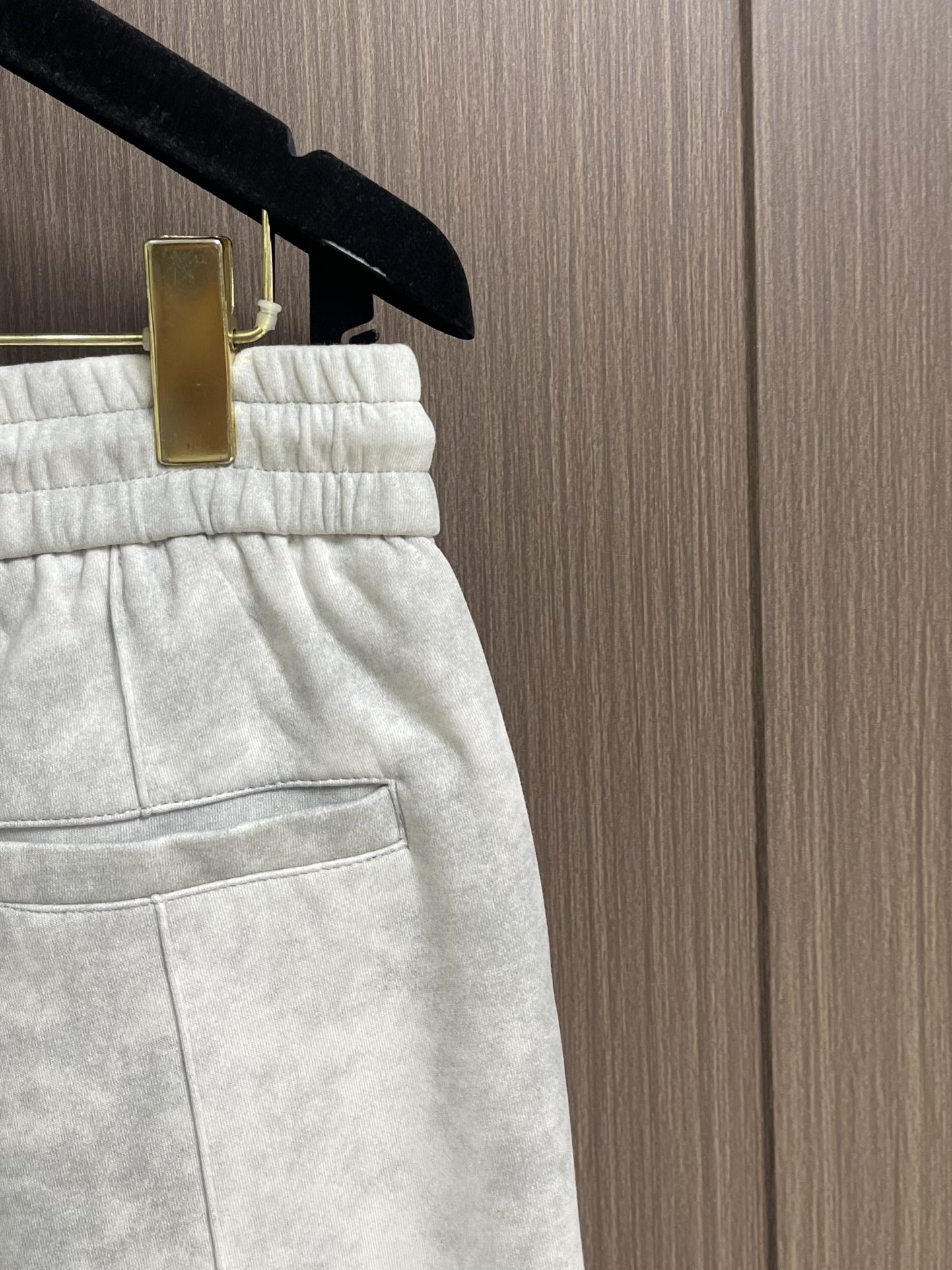 Prada 早秋新品直筒卫裤，面料无敌，型款设计都无可挑剔的百搭款卫裤，户外运动都美的简约休闲，五金辅料