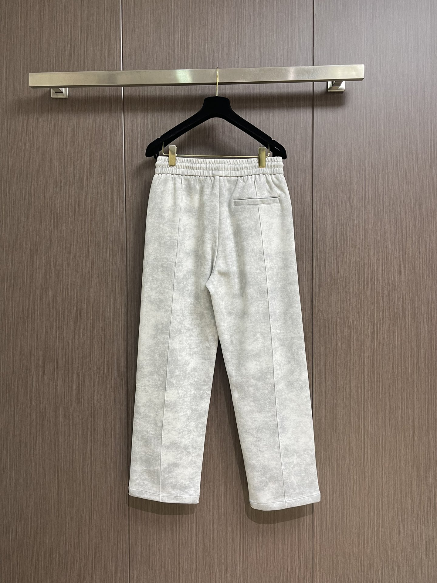 Prada 早秋新品直筒卫裤，面料无敌，型款设计都无可挑剔的百搭款卫裤，户外运动都美的简约休闲，五金辅料