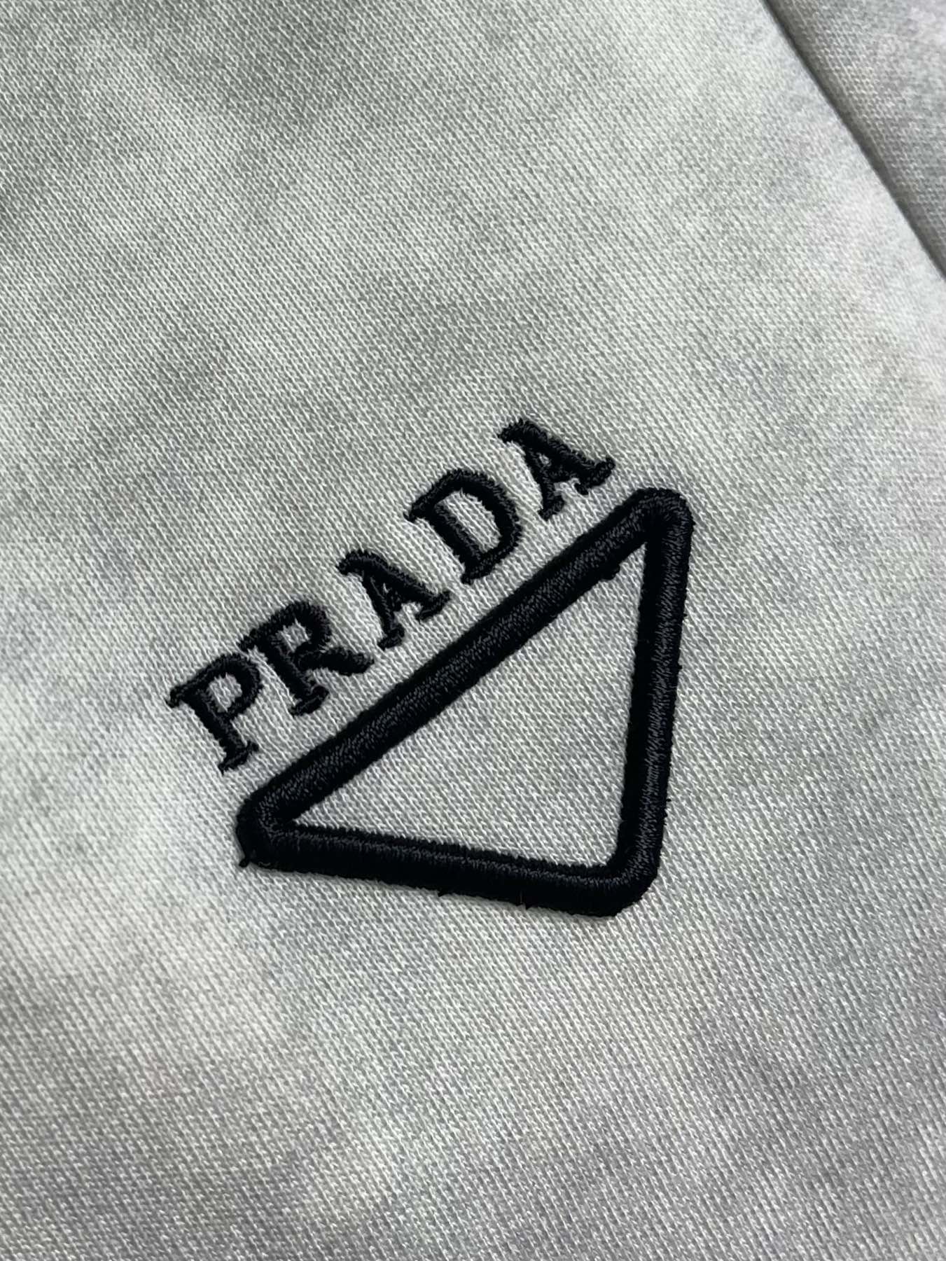 Prada 早秋新品直筒卫裤，面料无敌，型款设计都无可挑剔的百搭款卫裤，户外运动都美的简约休闲，五金辅料